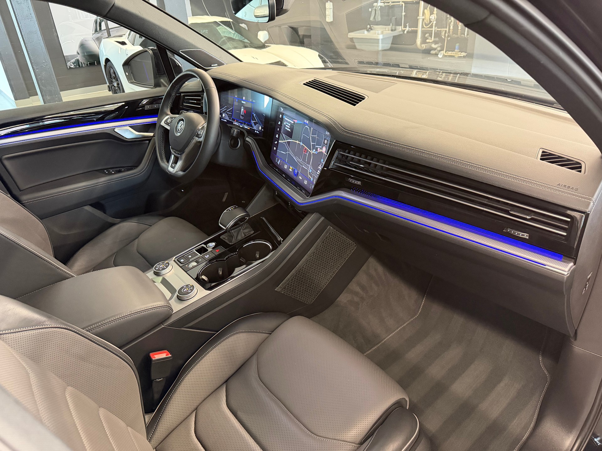 VW Touareg 3.0 TDI R Line Tiptronic-image-12