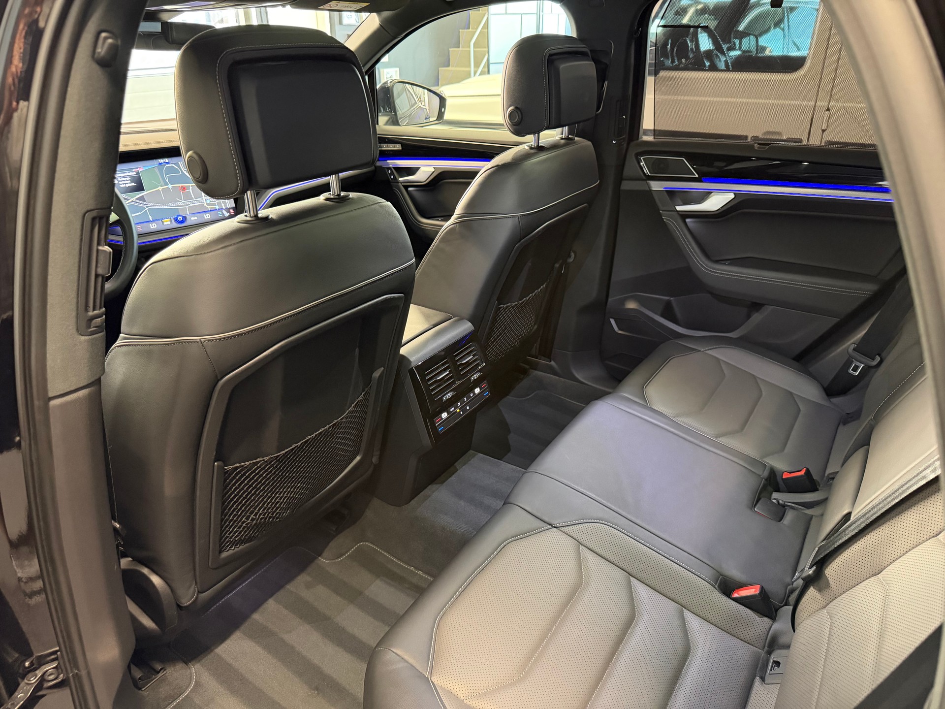 VW Touareg 3.0 TDI R Line Tiptronic-image-30
