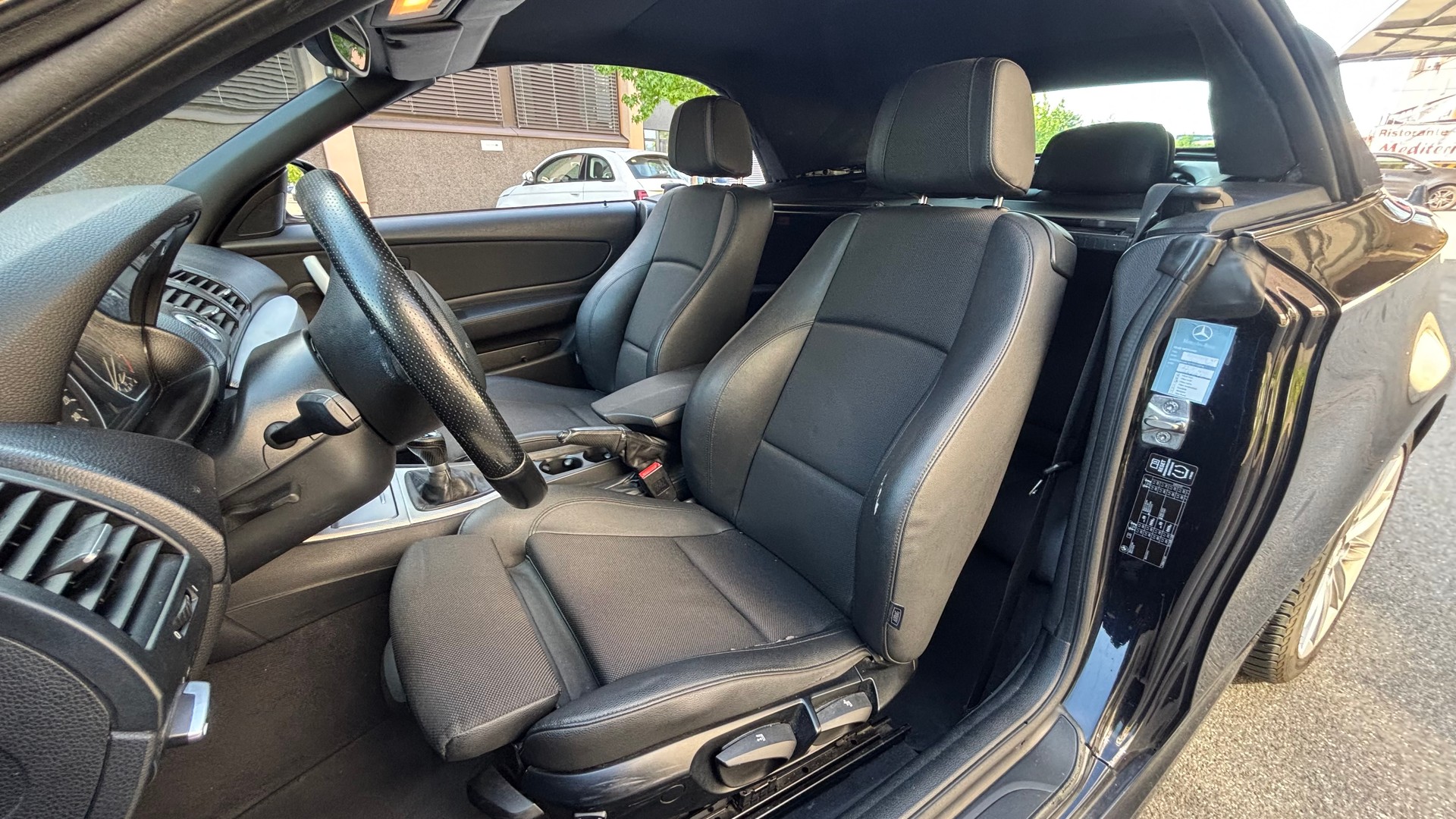 BMW 118d Cabrio-image-6