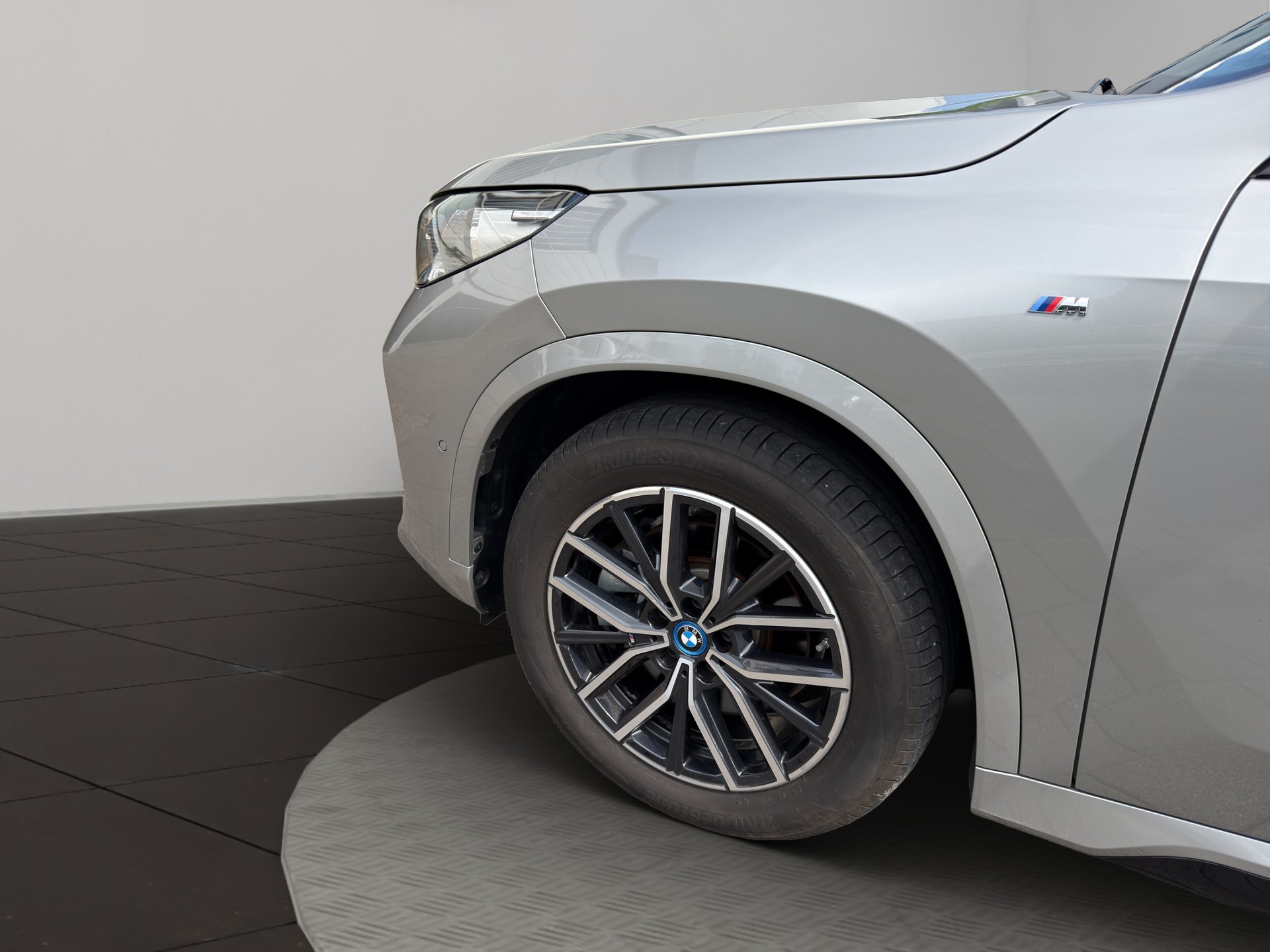 BMW iX1 xDrive 30 M Sport-image-9