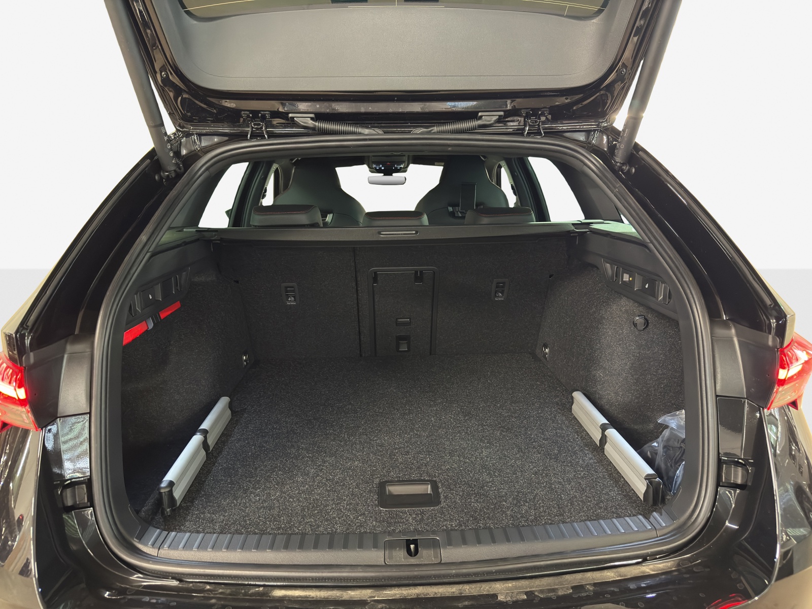 SKODA Octavia Combi 2.0 TSI DSG RS 30 Years Edition-image-12