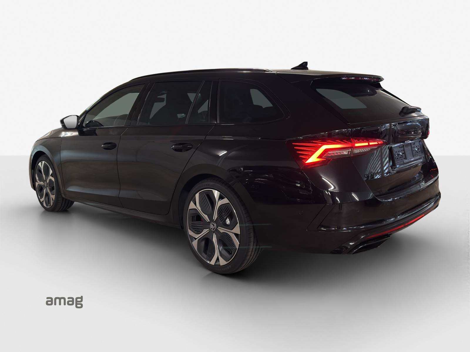 SKODA Octavia Combi 2.0 TSI DSG RS 30 Years Edition-image-2