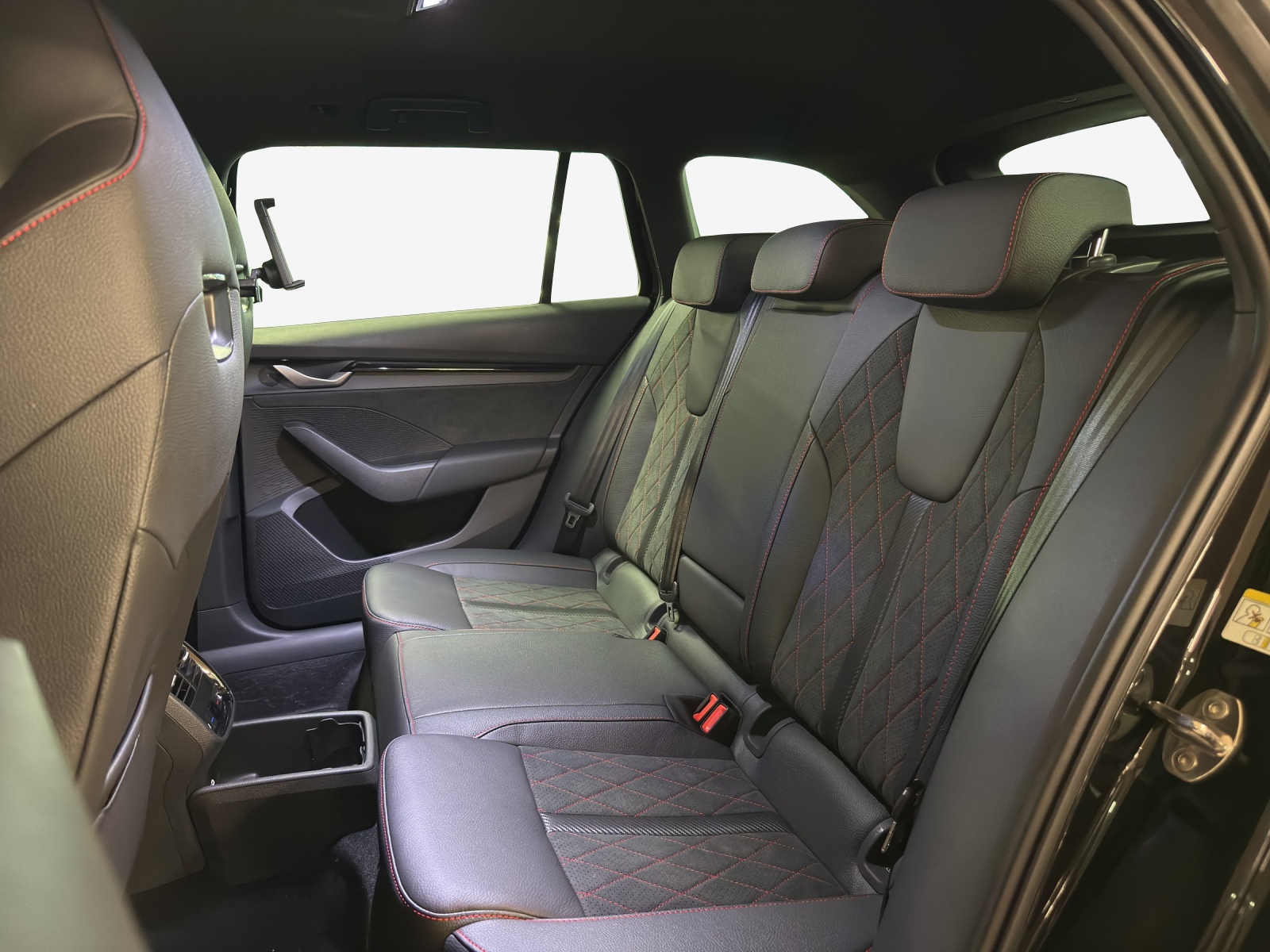 SKODA Octavia Combi 2.0 TSI DSG RS 30 Years Edition-image-11
