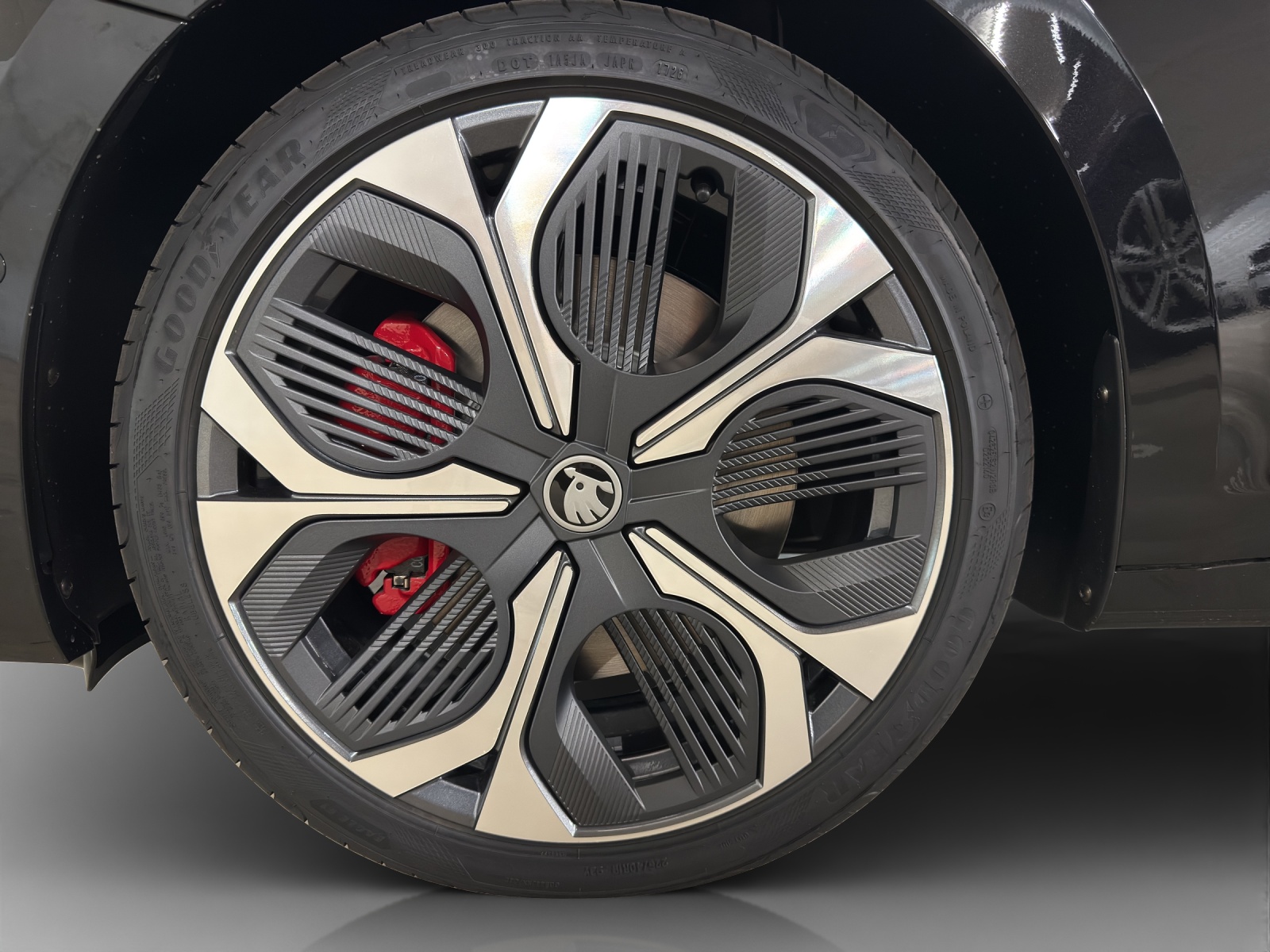 SKODA Octavia Combi 2.0 TSI DSG RS 30 Years Edition-image-13