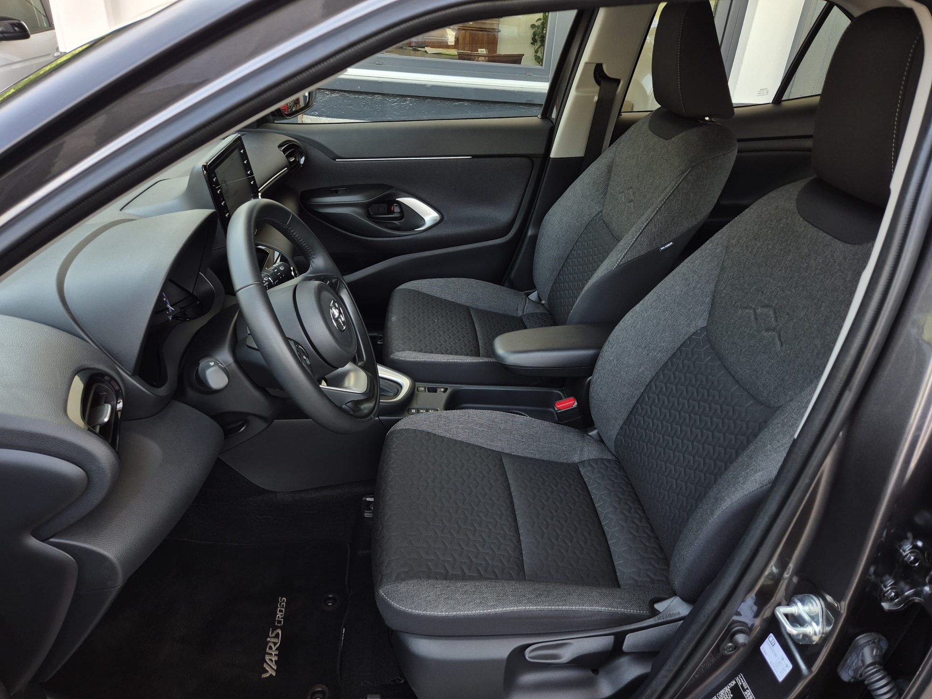 TOYOTA Yaris Cross 1.5 Comfort e-CVT-image-9