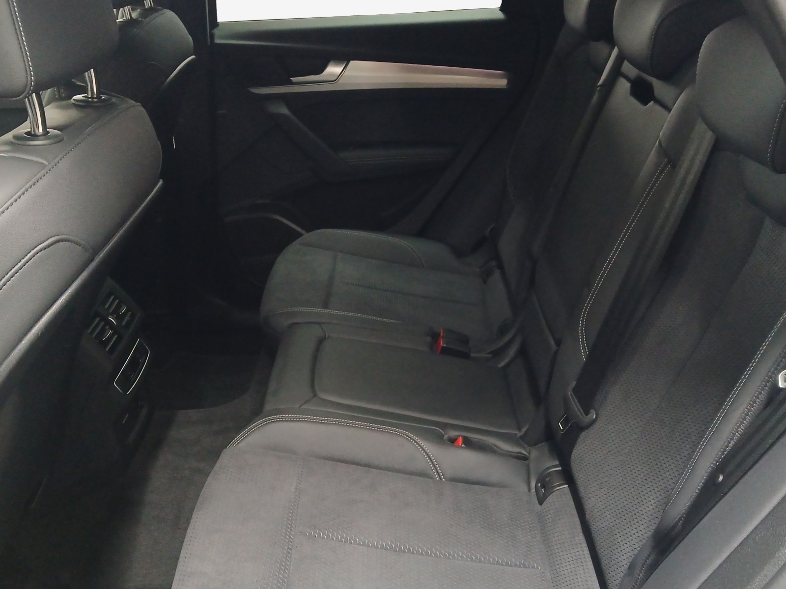 AUDI Q5 Sportback 40 TDI Blackedition quattro S-tronic-image-11