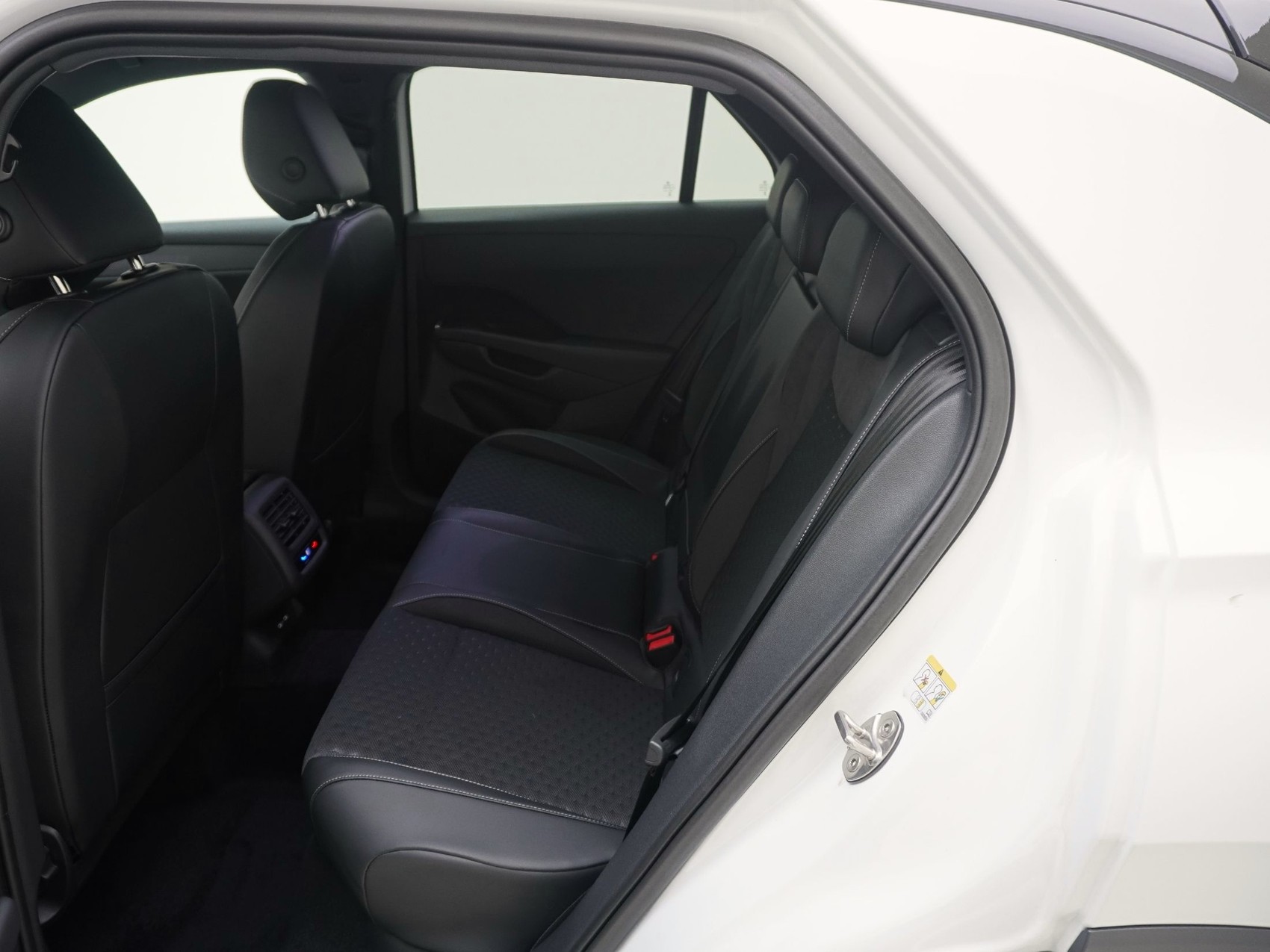 VW T-Roc 1.5 eTSI R-Line DSG-image-14