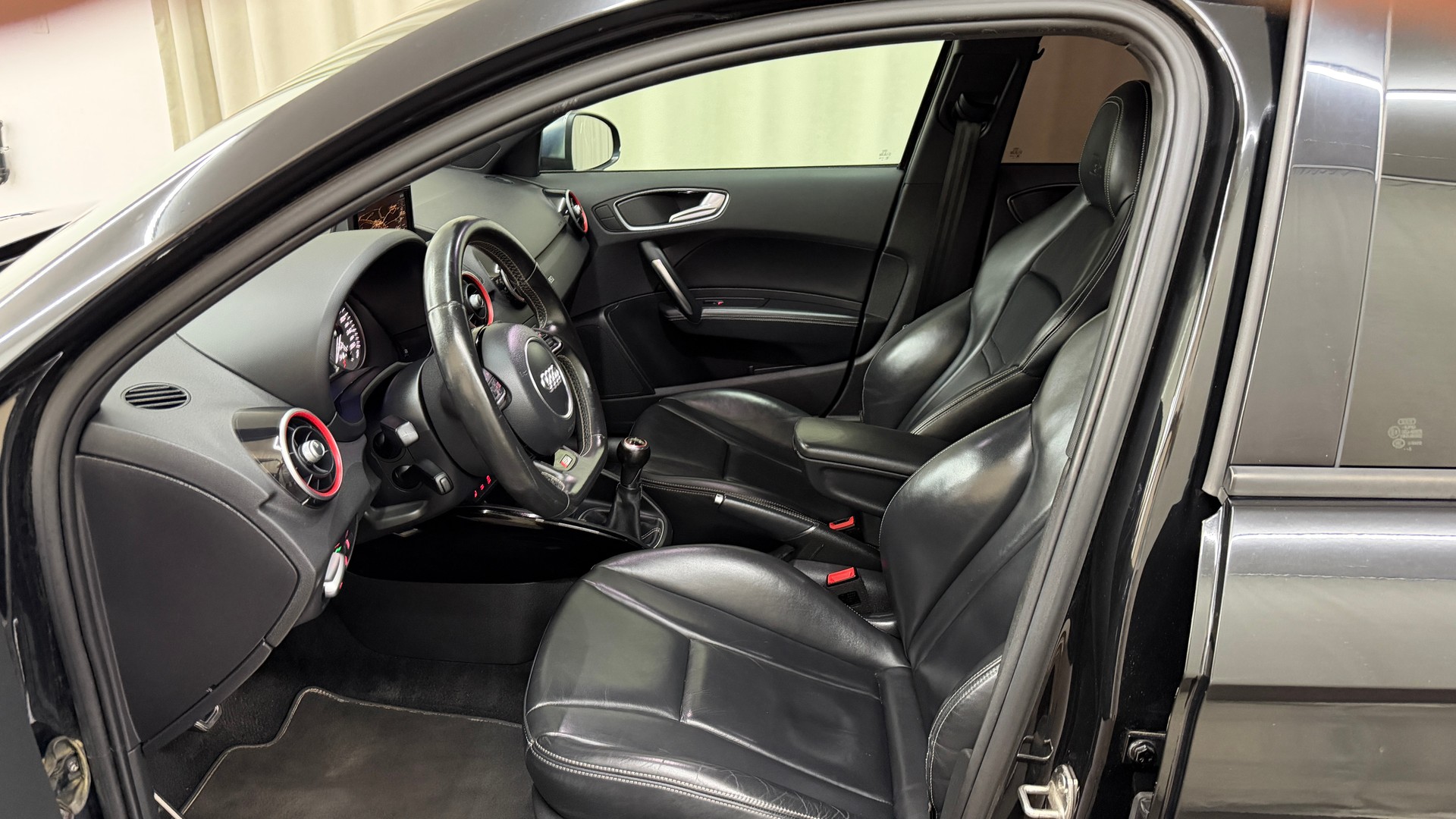 AUDI S1 Sportback 2.0 TFSI Sport quattro-image-6