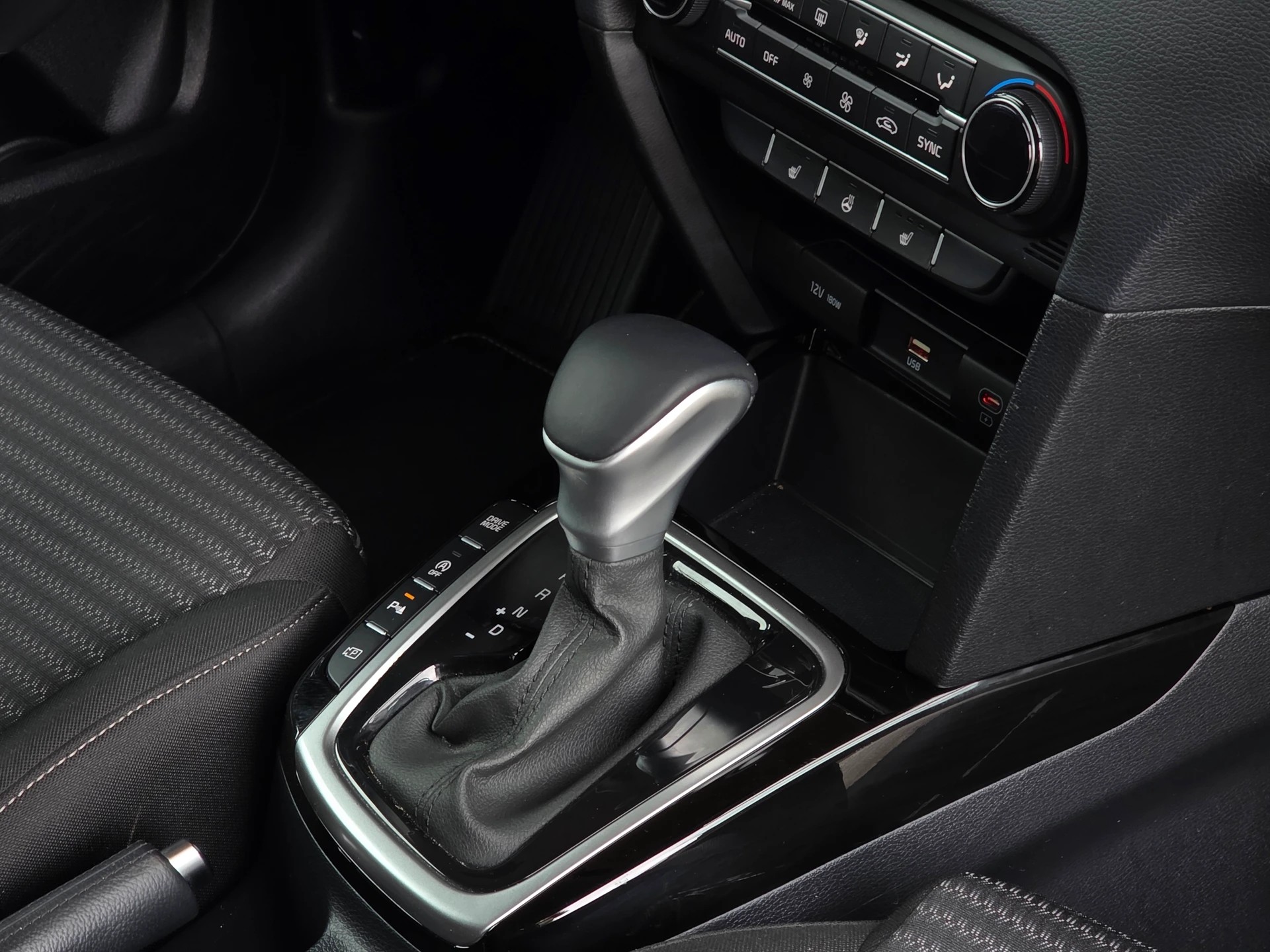 KIA Ceed 1.5 T-GDi MHEV Power DCT * CH-Fahrzeug *-image-20