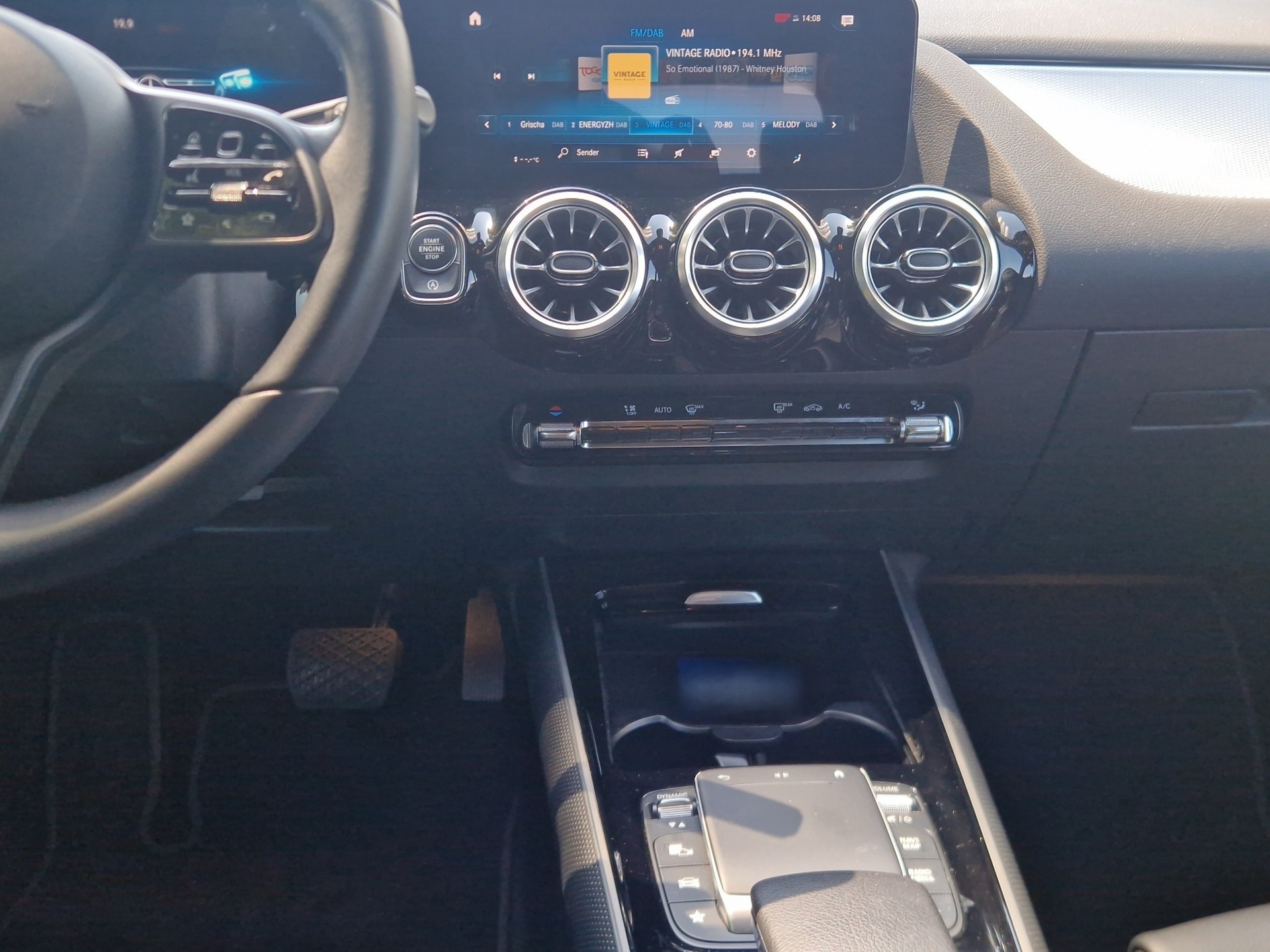 MERCEDES-BENZ GLA 180 Style 7G-DCT-image-10