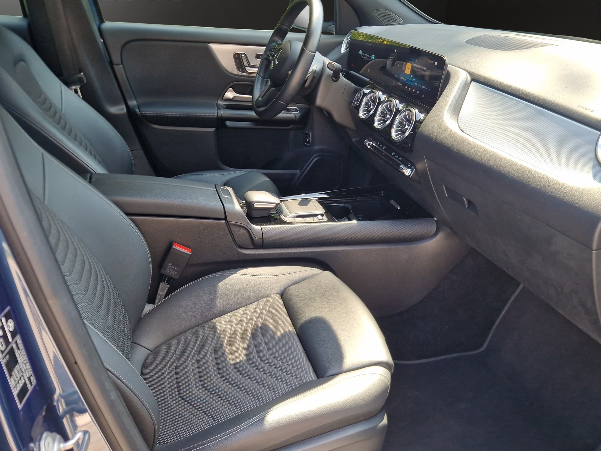 MERCEDES-BENZ GLA 180 Style 7G-DCT-image-11