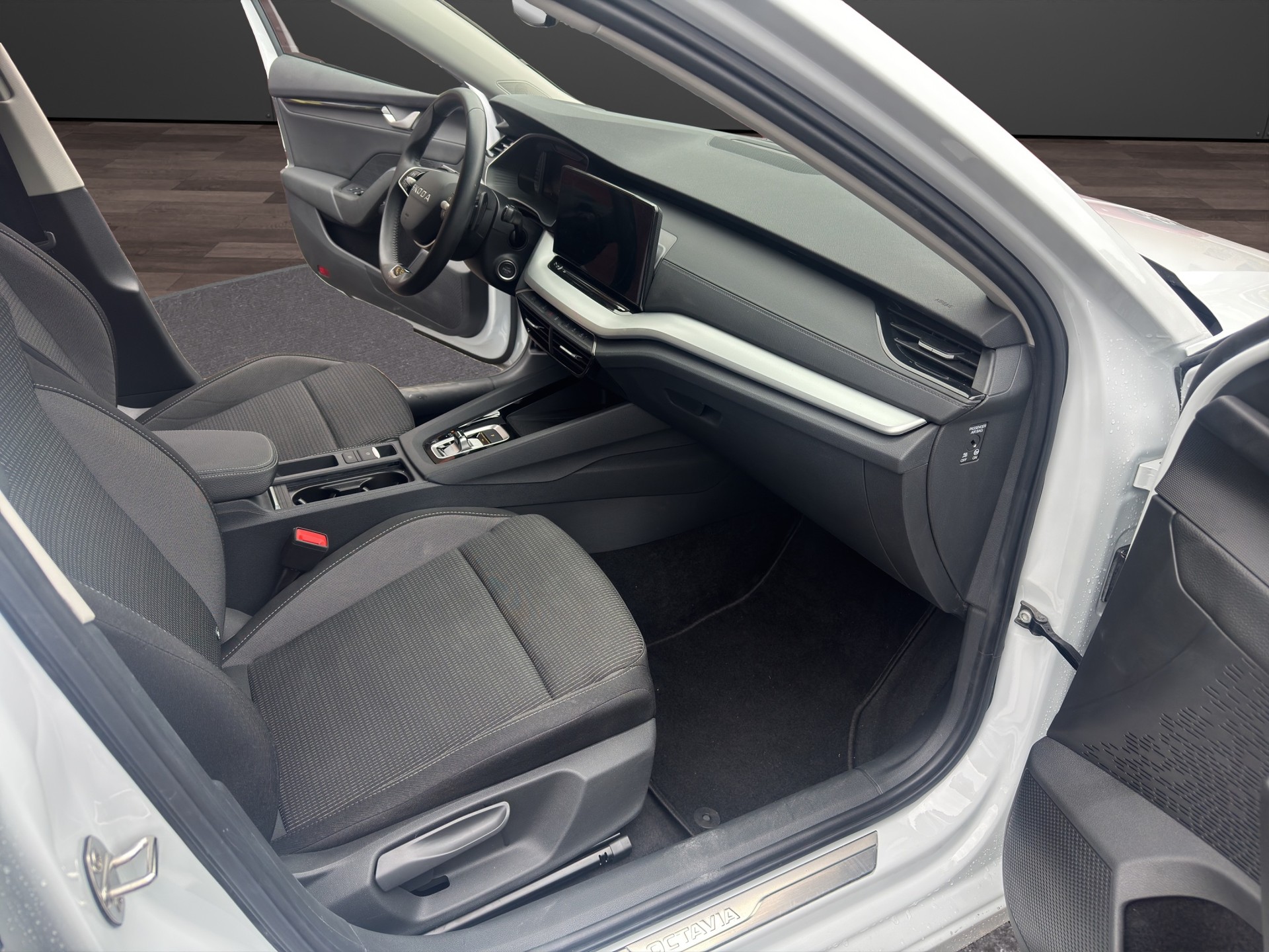 SKODA Octavia Combi 2.0 TDI DSG Selection-image-12