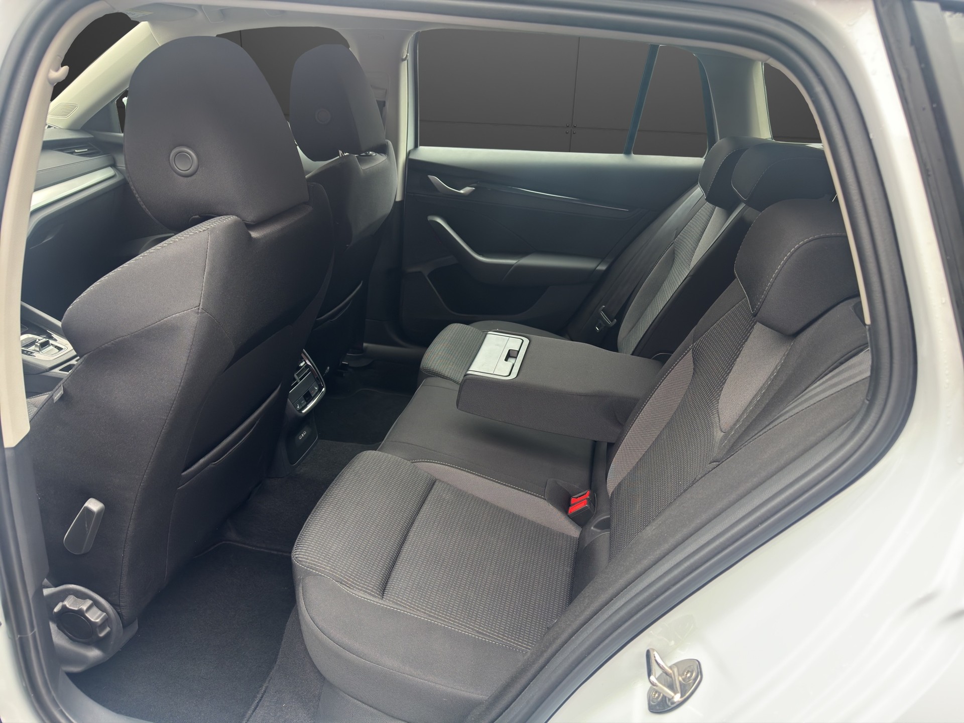 SKODA Octavia Combi 2.0 TDI DSG Selection-image-9