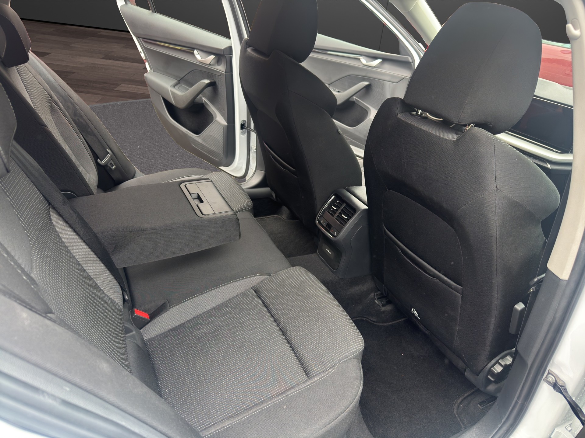 SKODA Octavia Combi 2.0 TDI DSG Selection-image-10
