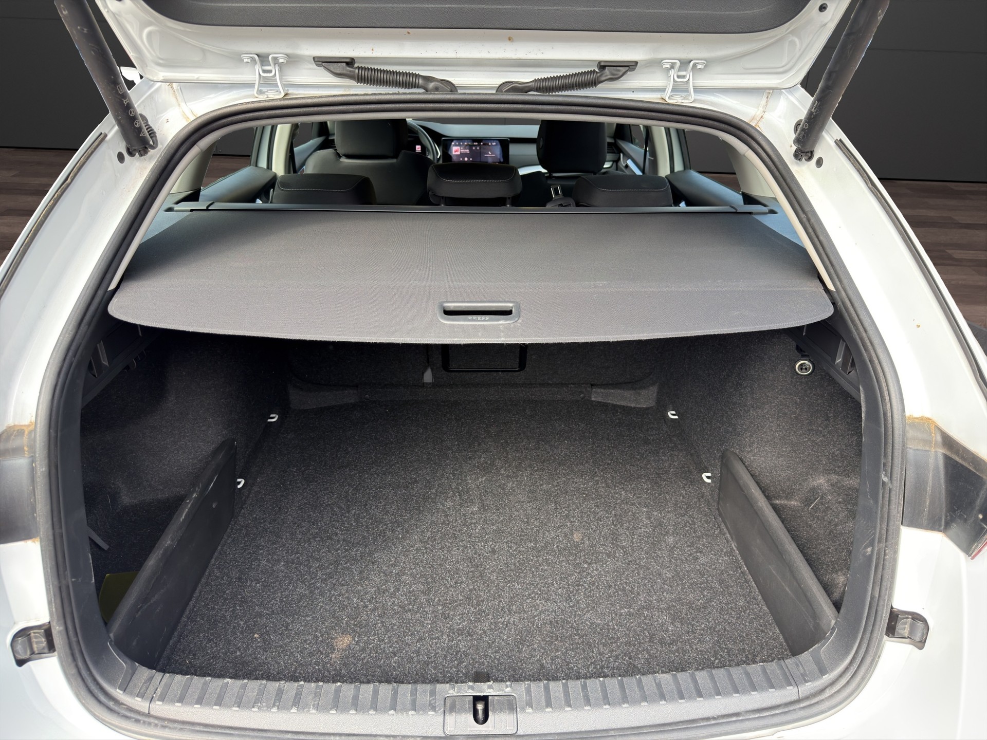 SKODA Octavia Combi 2.0 TDI DSG Selection-image-7