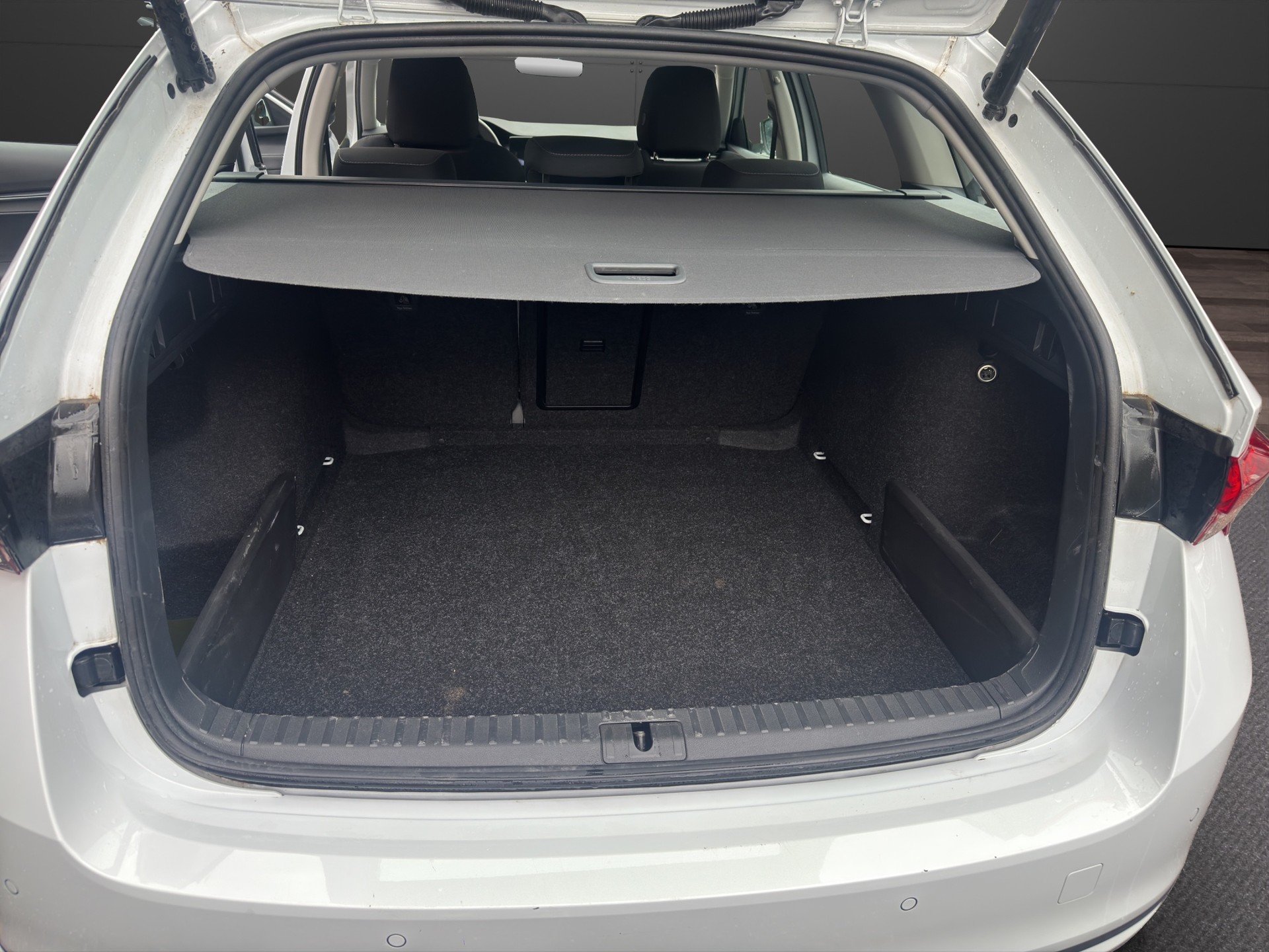 SKODA Octavia Combi 2.0 TDI DSG Selection-image-16