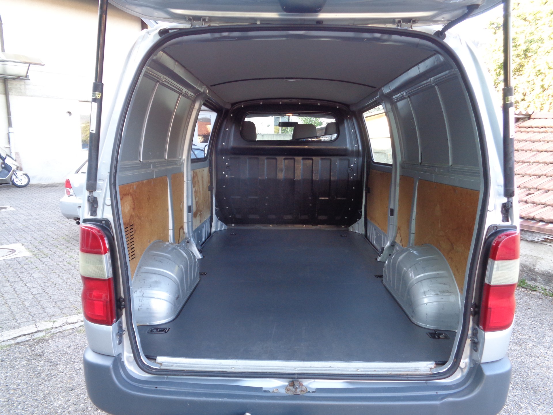 TOYOTA Hiace D-4D Van 4WD LWB-image-12