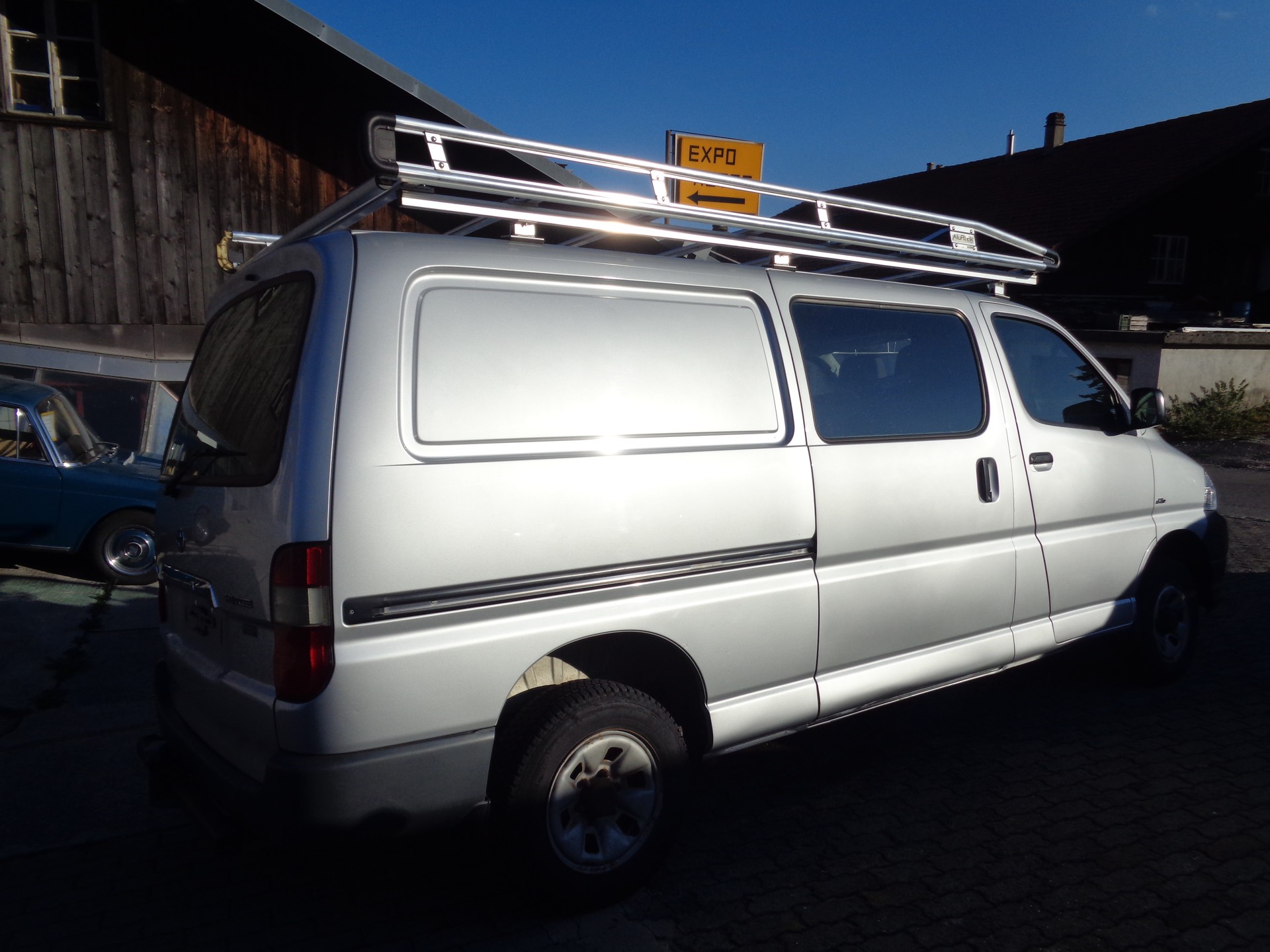 TOYOTA Hiace D-4D Van 4WD LWB-image-3