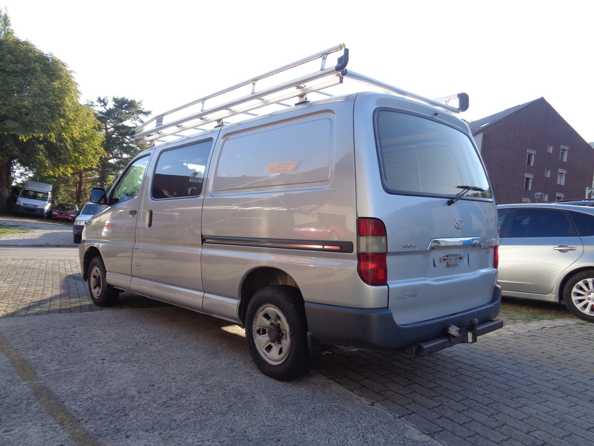 TOYOTA Hiace D-4D Van 4WD LWB-image-4