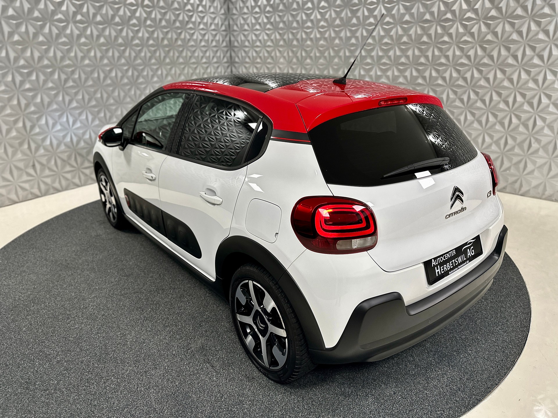 CITROEN C3 1.2i PureTech Shine-image-9
