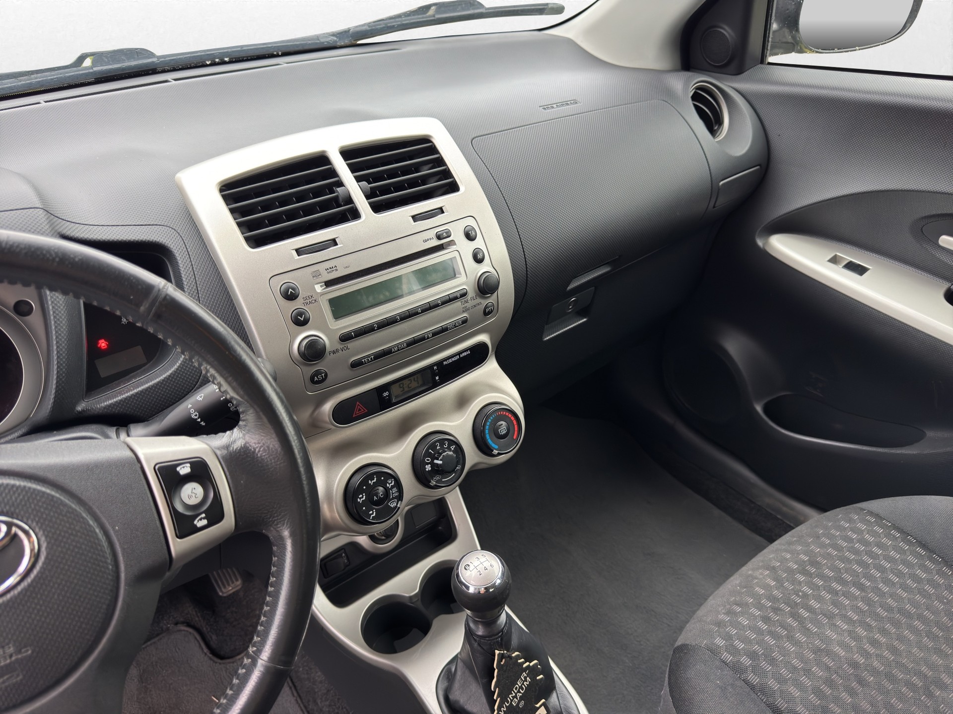 TOYOTA UrbanCruiser 1.4 D-4D Linea Luna 4WD-image-9