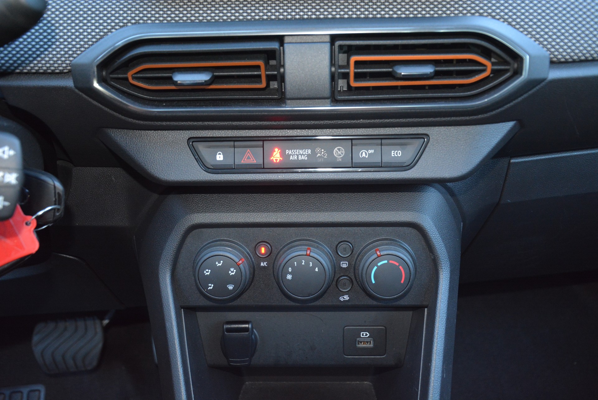 DACIA Sandero Stepway TCe 90 Comfort CVT-image-11