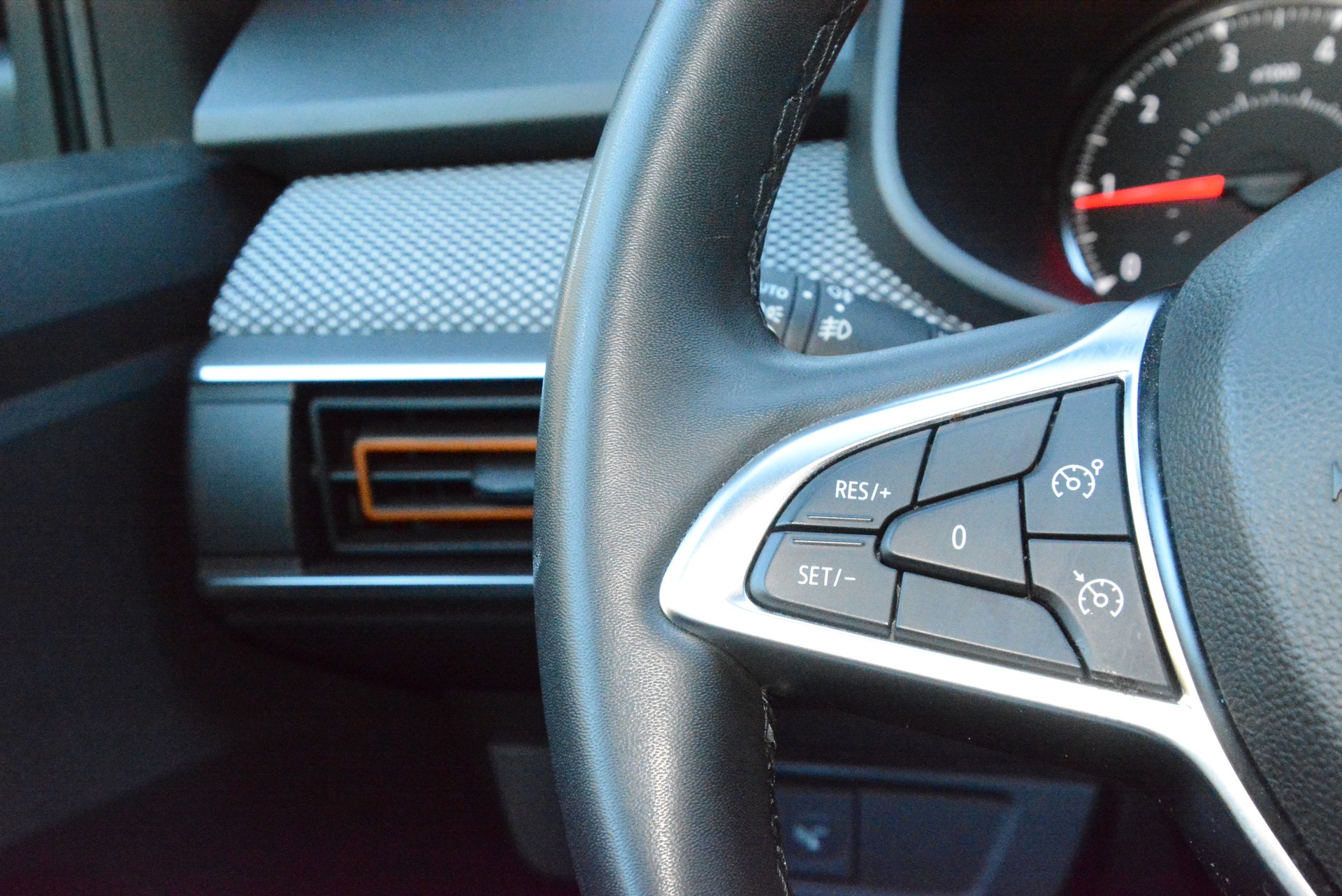 DACIA Sandero Stepway TCe 90 Comfort CVT-image-12
