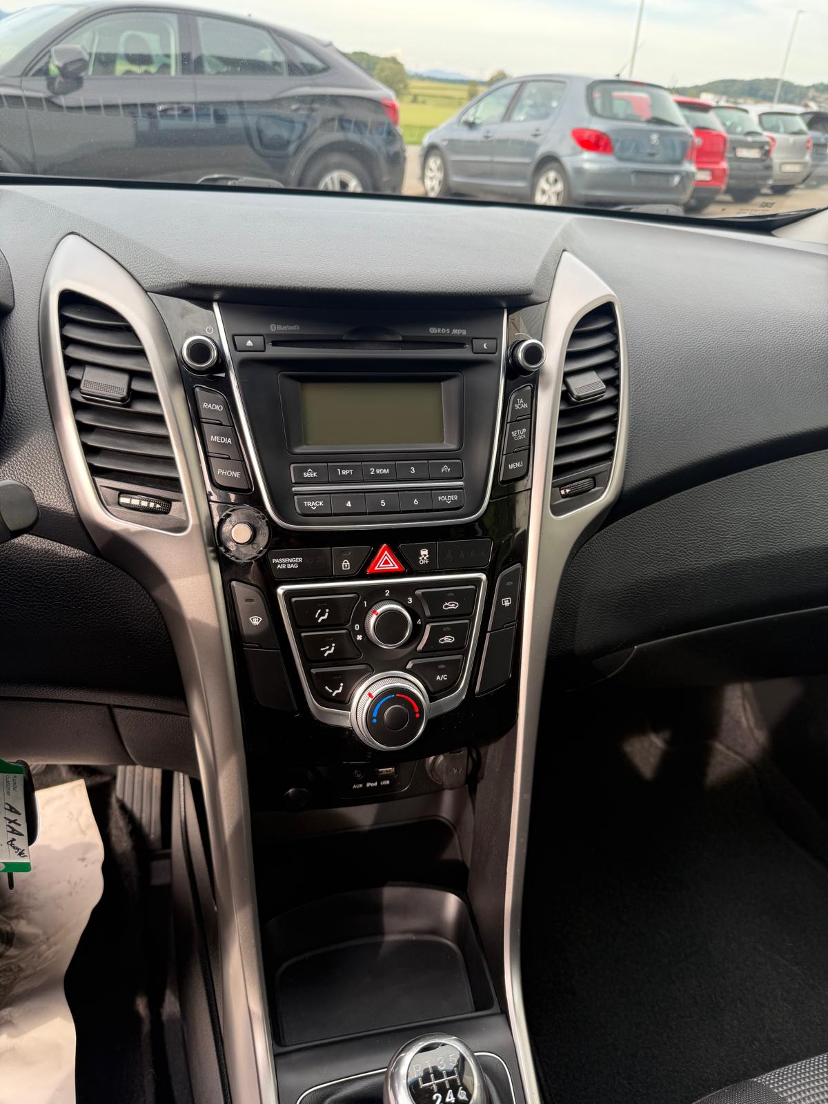 HYUNDAI i30 1.6 CRDi Vertex-image-8