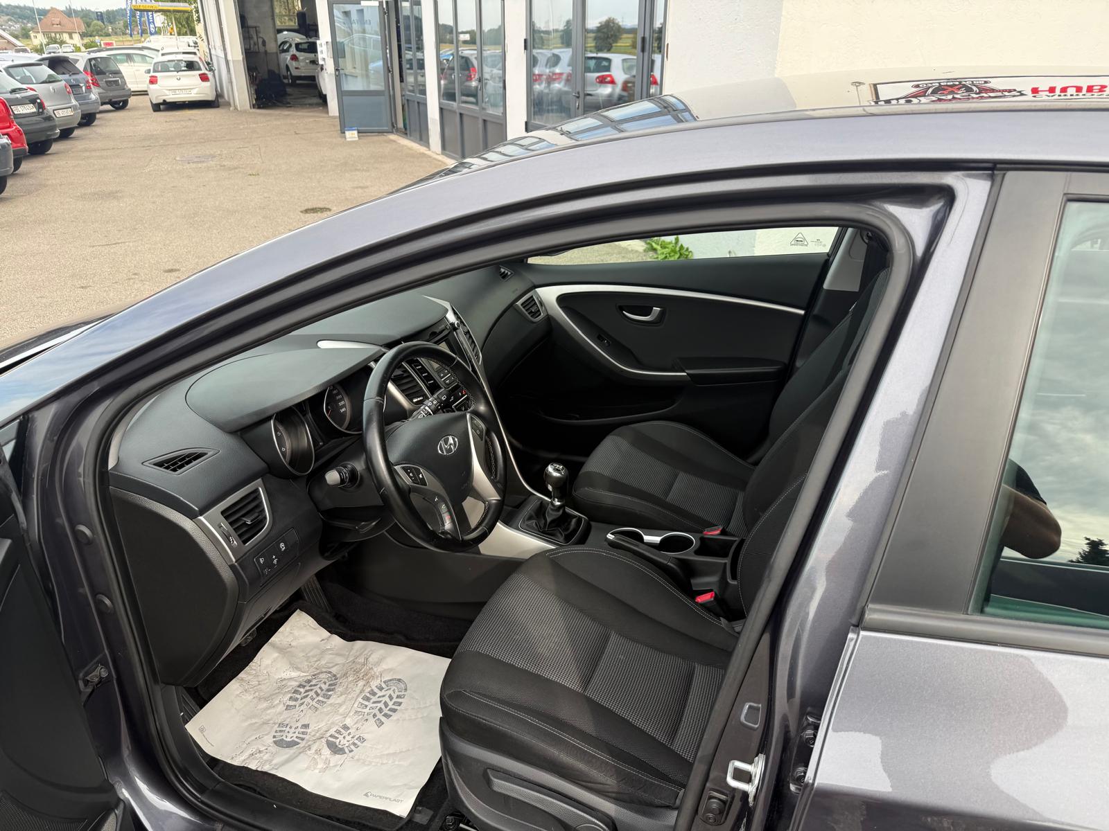 HYUNDAI i30 1.6 CRDi Vertex-image-9