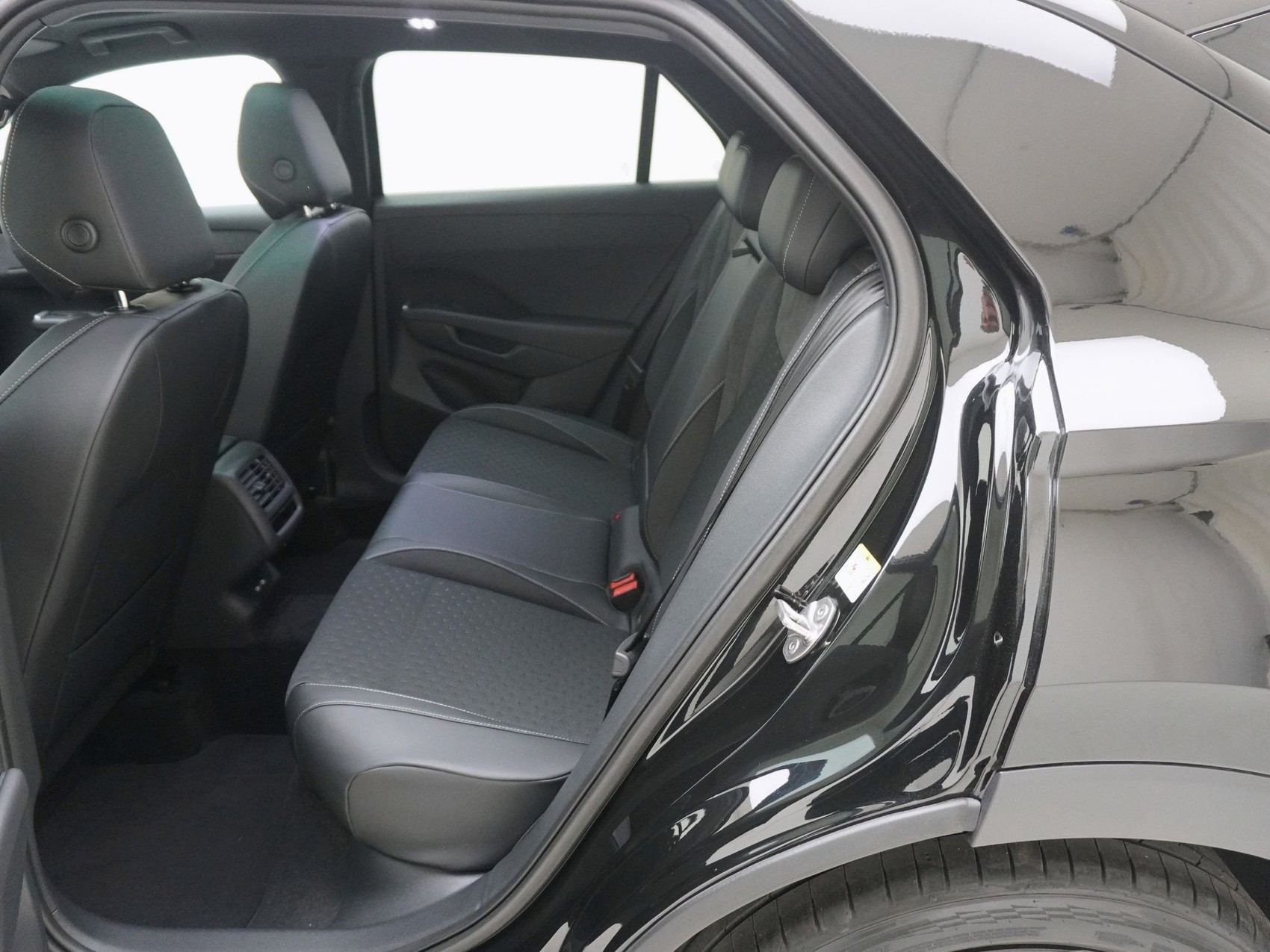 VW T-Roc 1.5 eTSI R-Line DSG-image-11