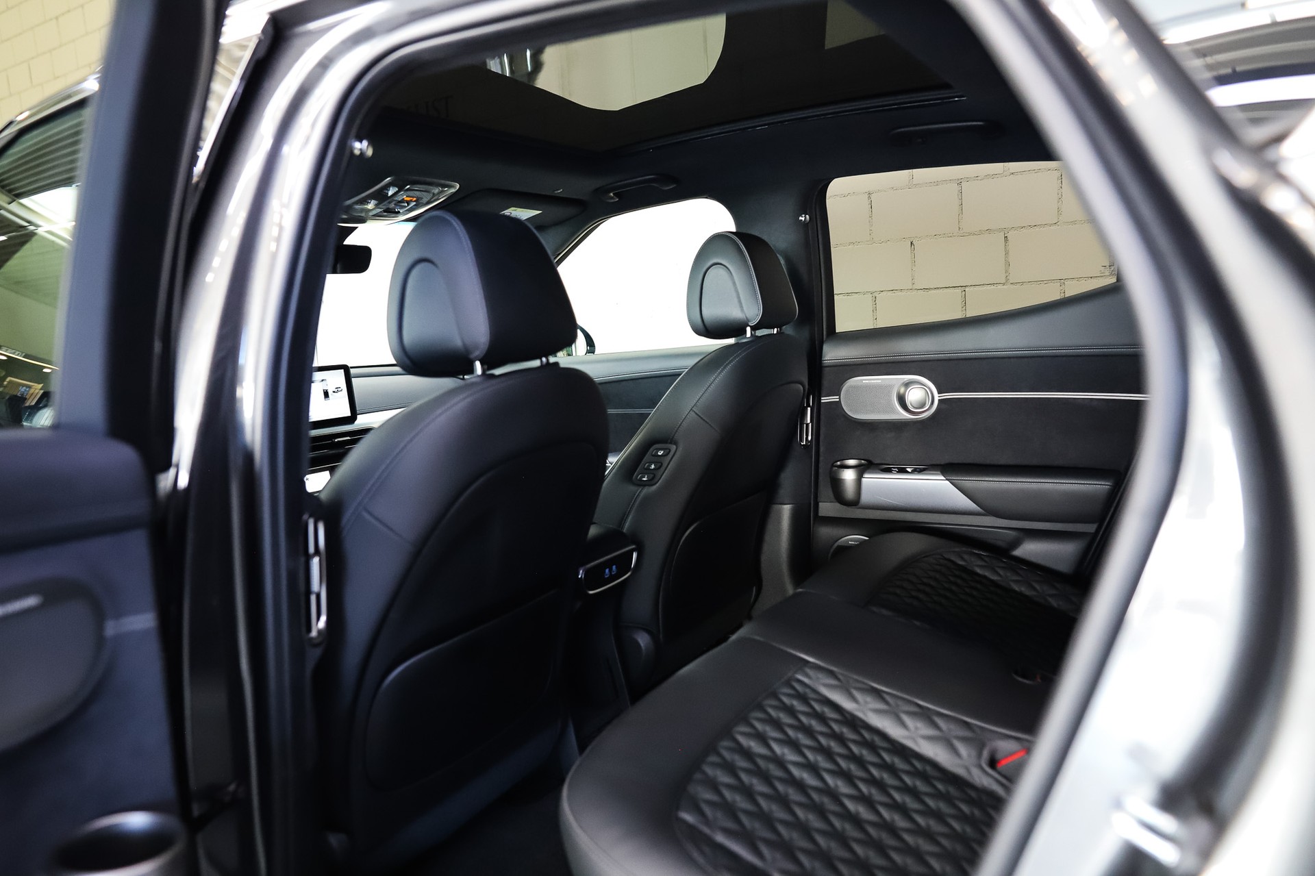 GENESIS GV60 77.4 kWh Sport Plus AWD *Himalayan Gray*-image-15