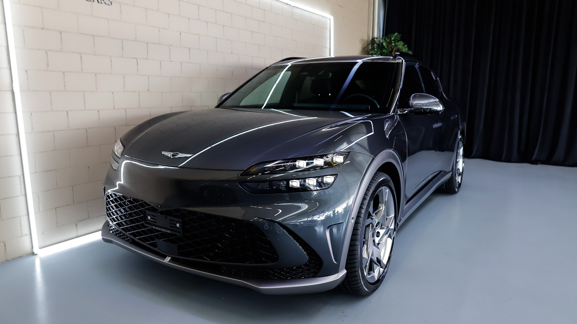 GENESIS GV60 77.4 kWh Sport Plus AWD *Himalayan Gray*-showroom-element-1