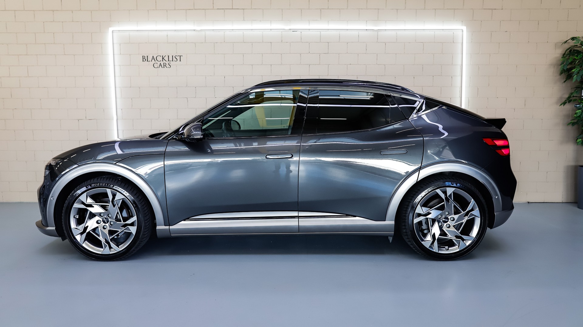 GENESIS GV60 77.4 kWh Sport Plus AWD *Himalayan Gray*-showroom-element-3