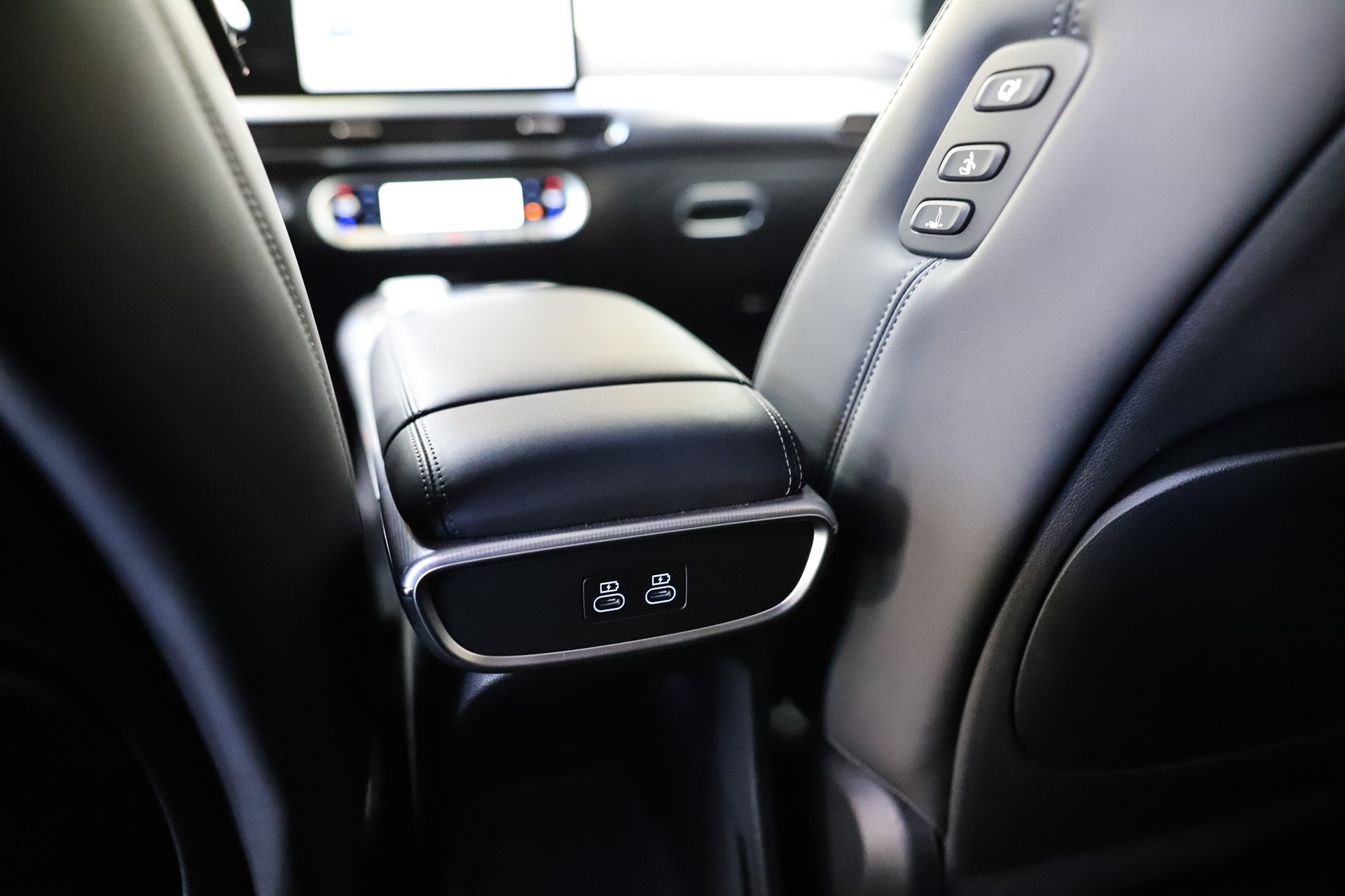 GENESIS GV60 77.4 kWh Sport Plus AWD *Himalayan Gray*-image-16