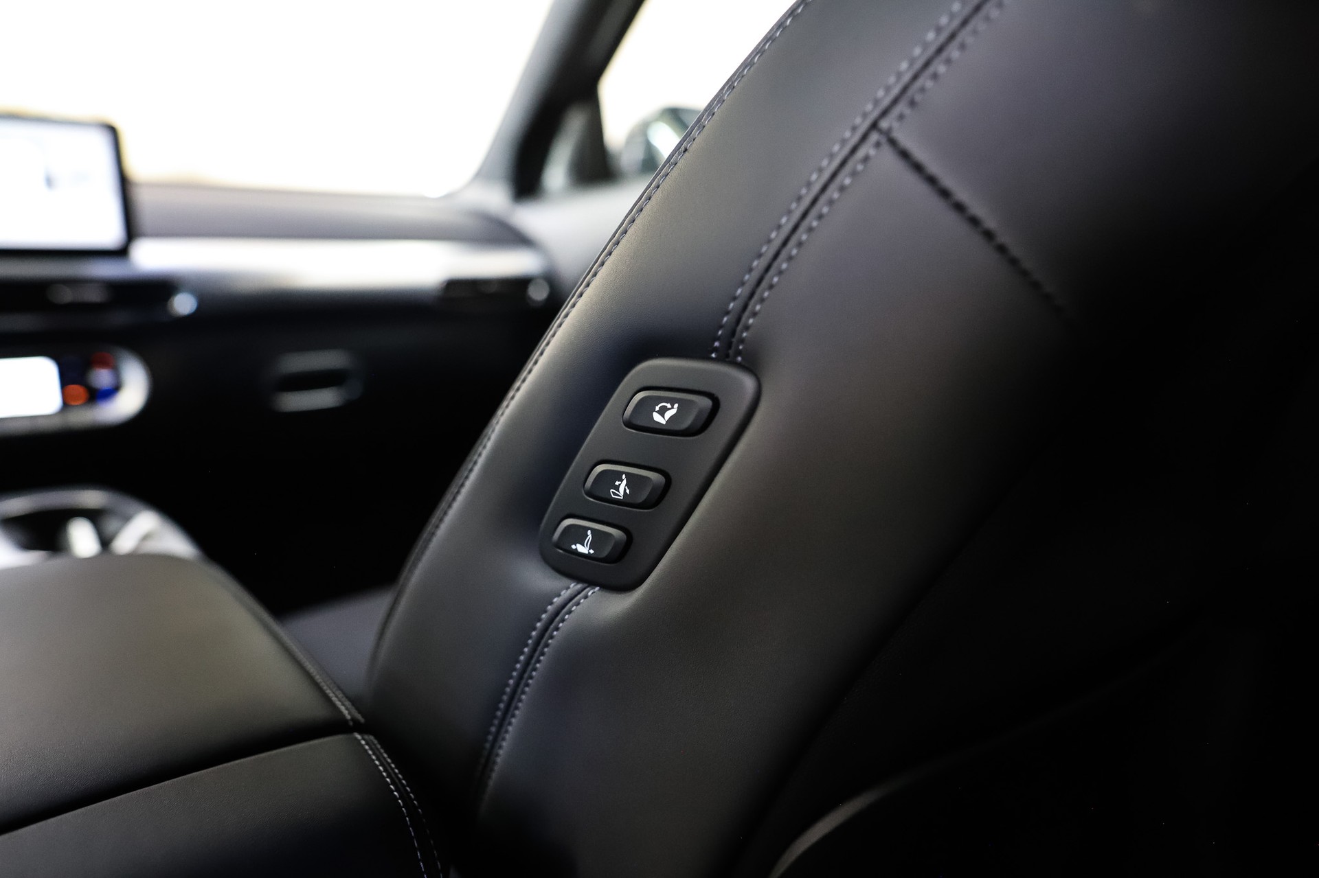 GENESIS GV60 77.4 kWh Sport Plus AWD *Himalayan Gray*-image-17