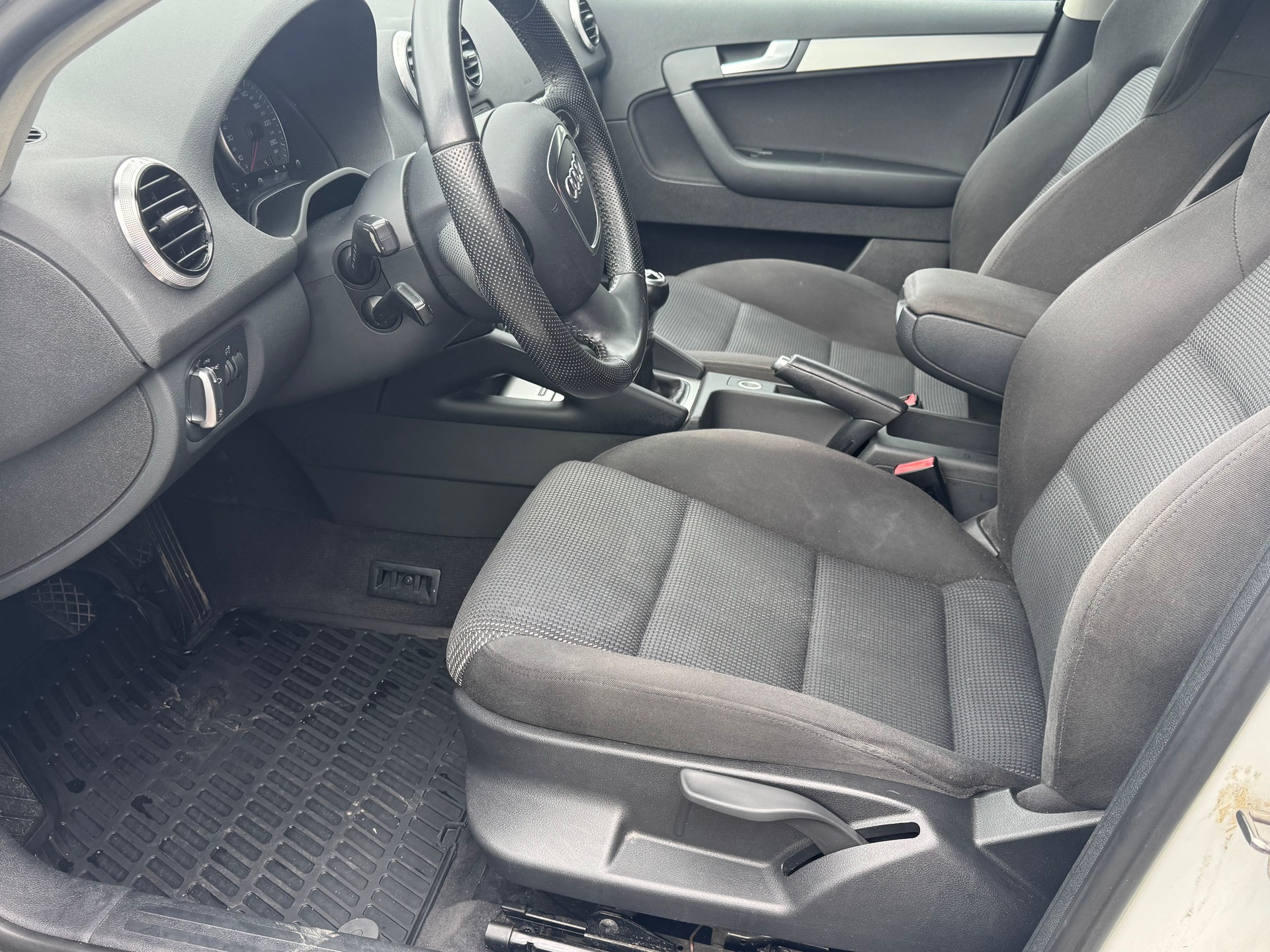AUDI A3 Sportback 1.6 TDI Attraction-image-9