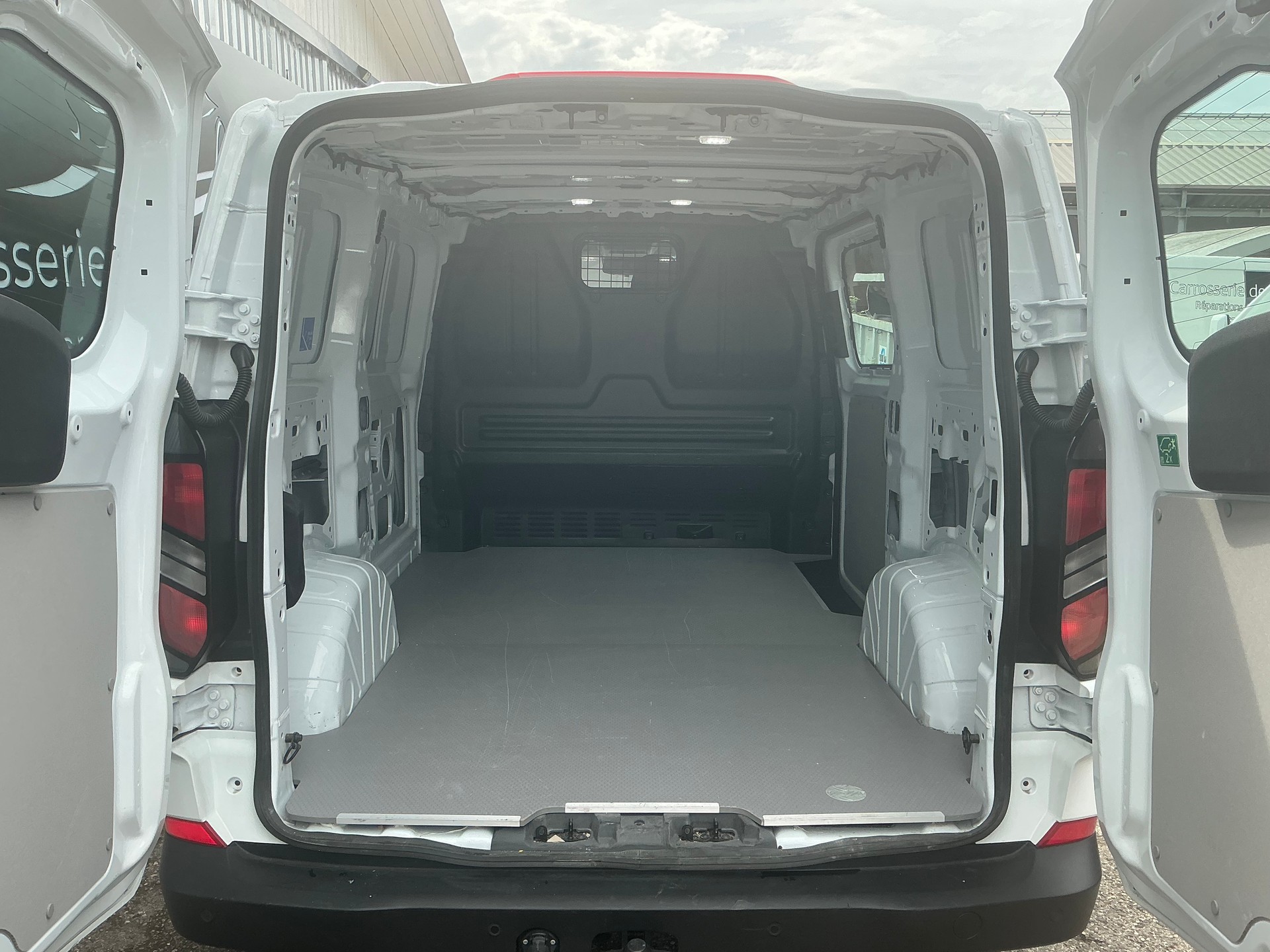 FORD Transit Custom Van PHEV 320 L1H1 MS-RT Automat-image-9