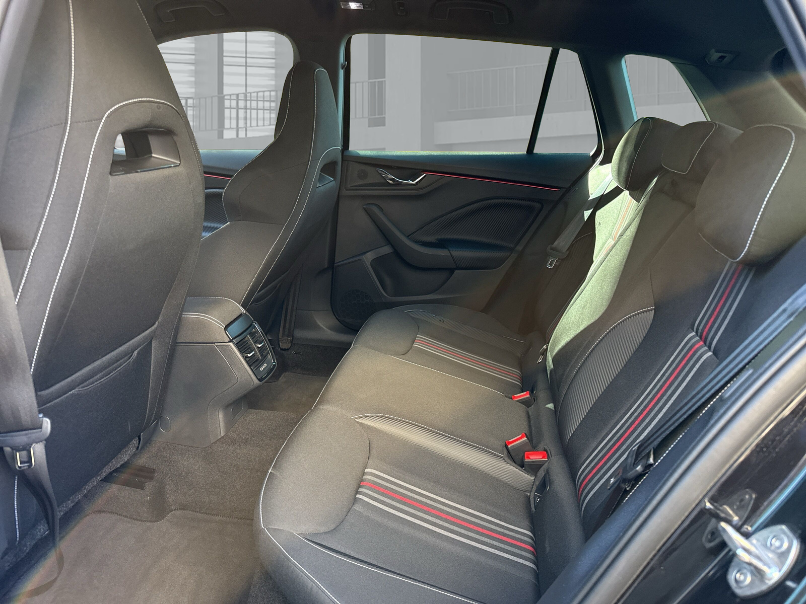 SKODA Kamiq 1.0 TSI Monte Carlo DSG-image-14