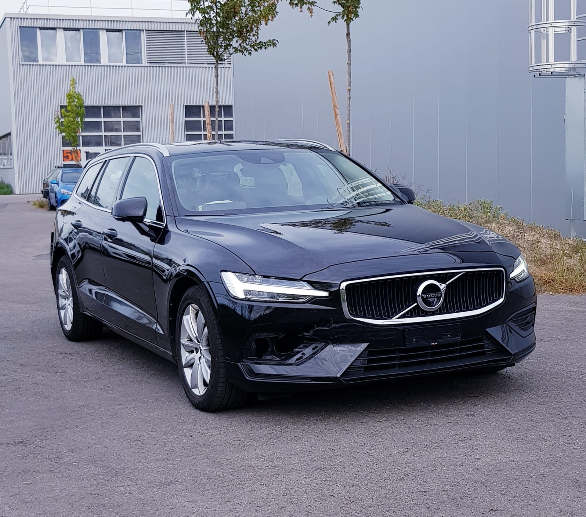 VOLVO V60 D3 Momentum-image-1