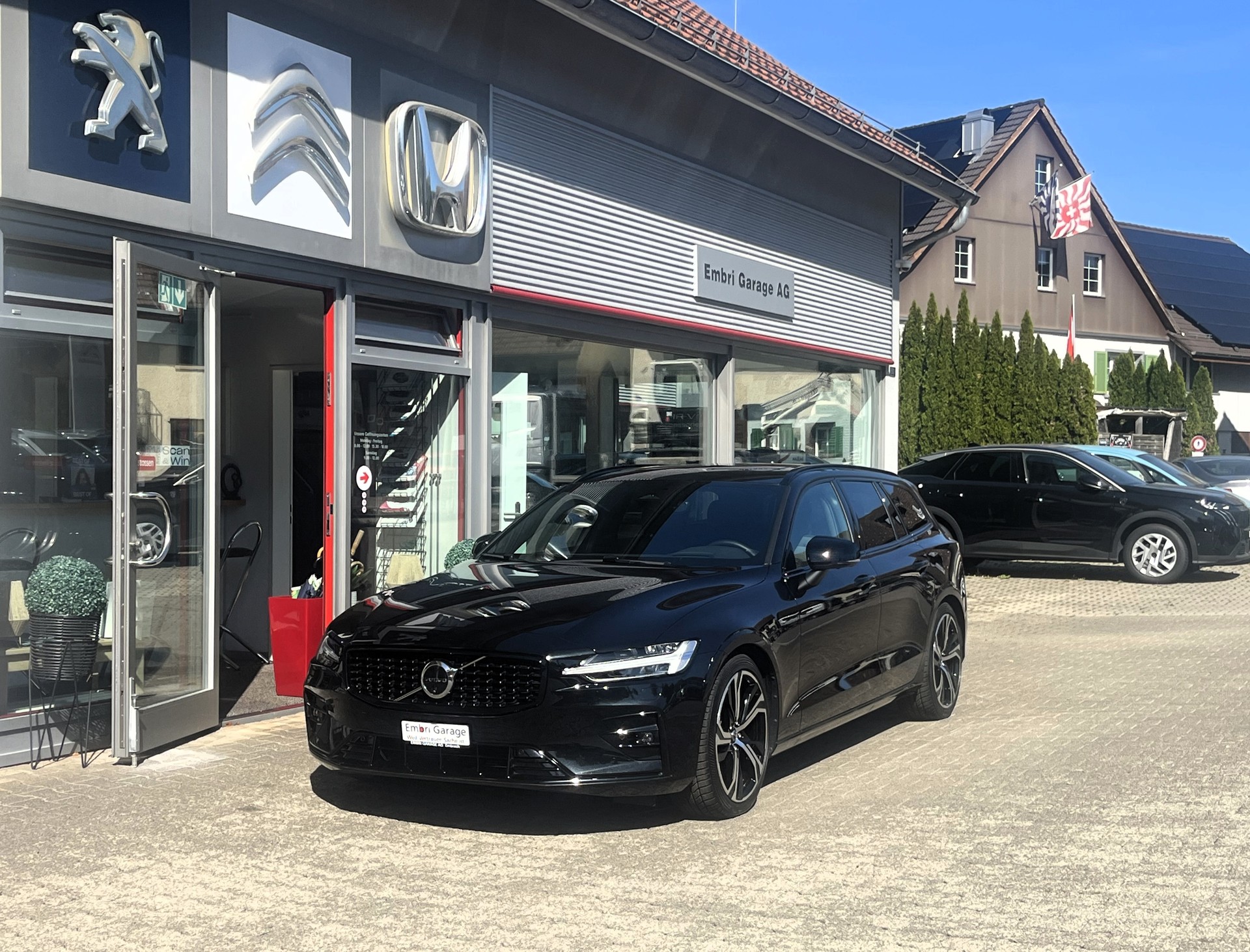 VOLVO V60 B4 Benzin Mild Hybrid Ultra Dark Business DCT-image-0