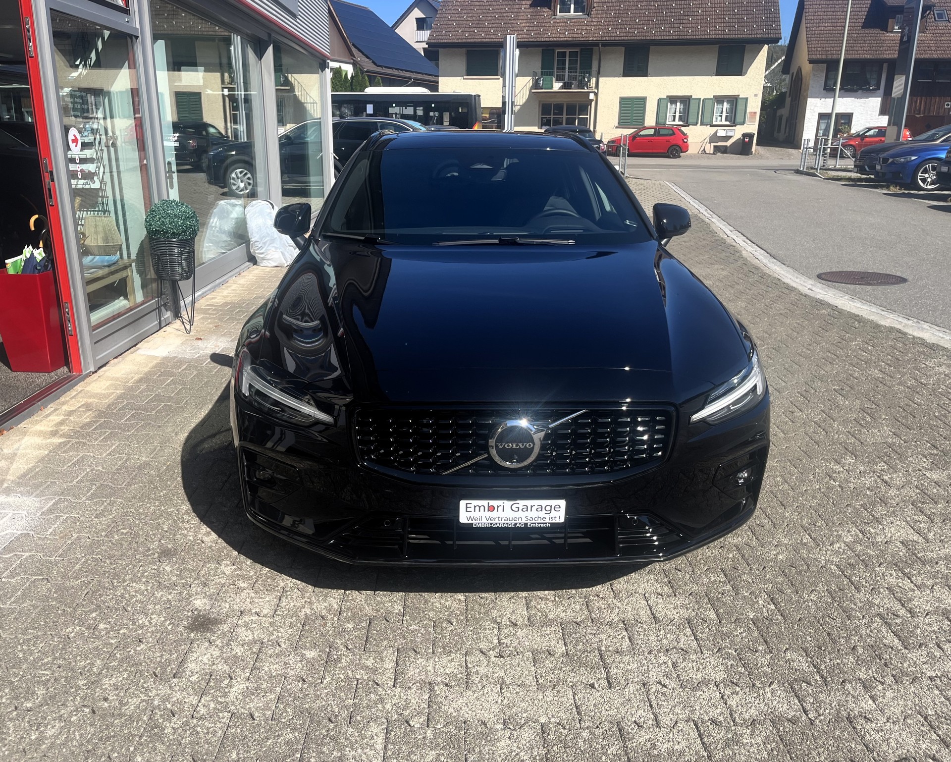 VOLVO V60 B4 Benzin Mild Hybrid Ultra Dark Business DCT-image-1