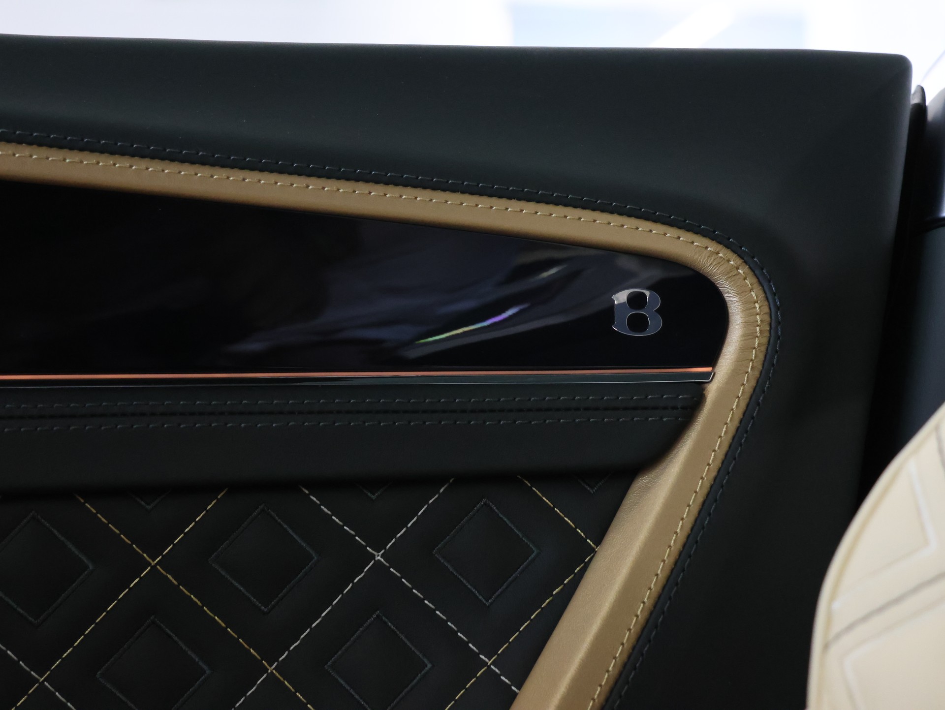 BENTLEY Continental GT 4.0 V8 Mulliner-image-36