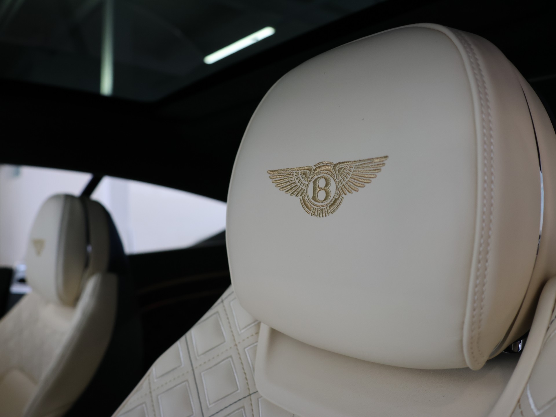 BENTLEY Continental GT 4.0 V8 Mulliner-image-19