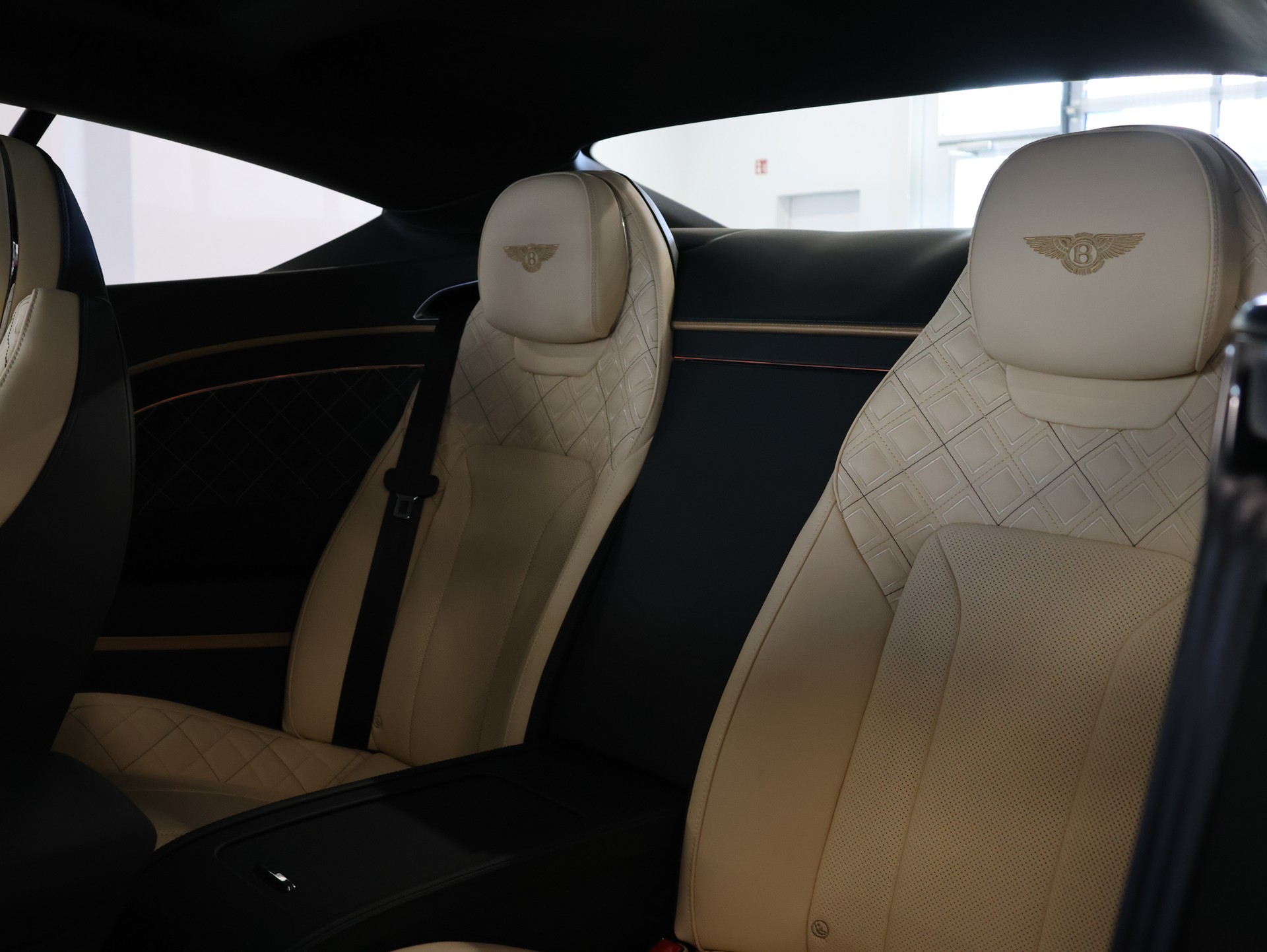 BENTLEY Continental GT 4.0 V8 Mulliner-image-45