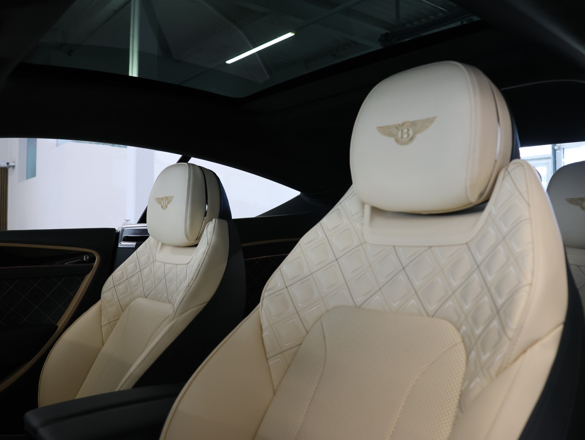 BENTLEY Continental GT 4.0 V8 Mulliner-image-18