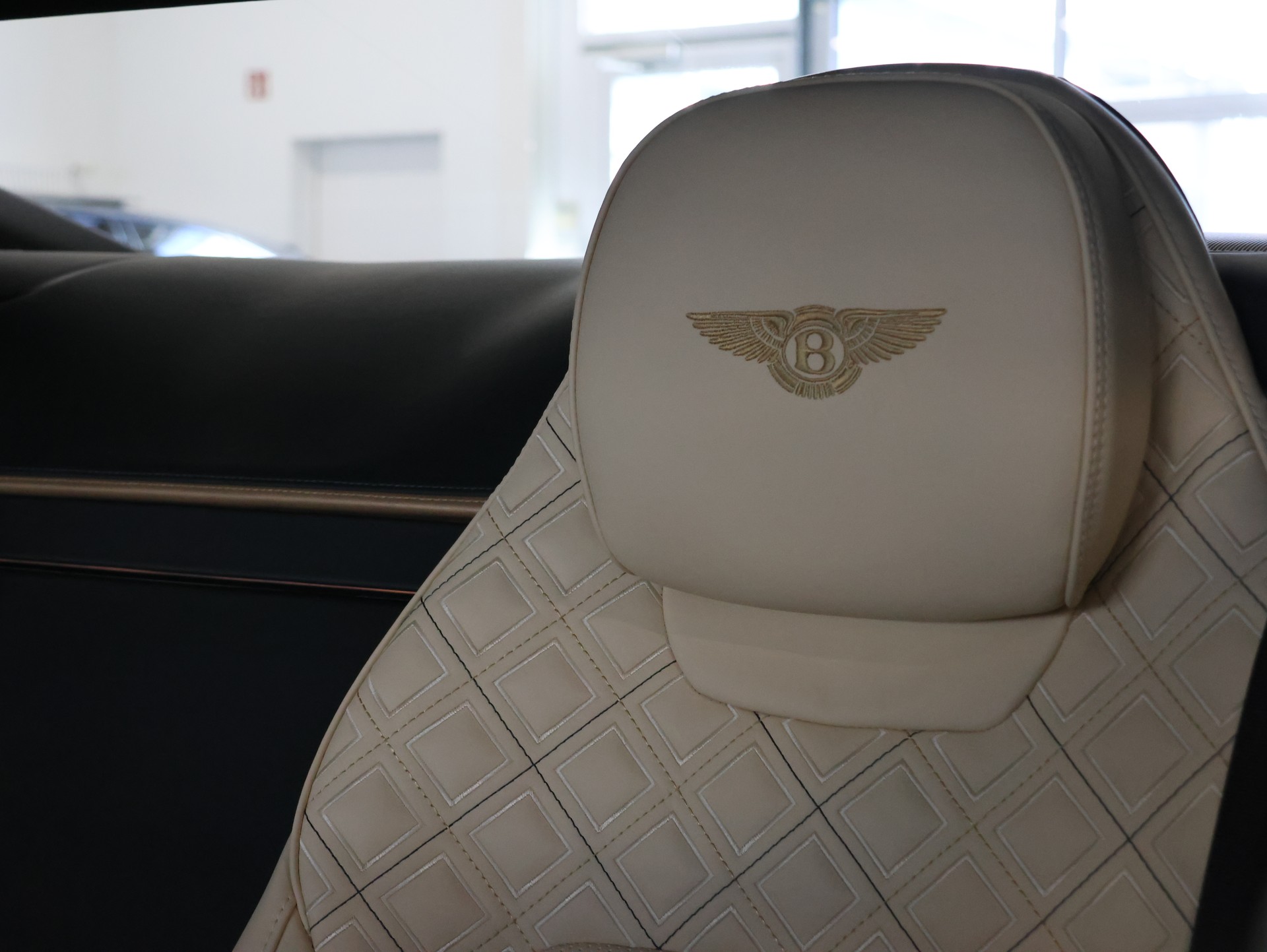 BENTLEY Continental GT 4.0 V8 Mulliner-image-46