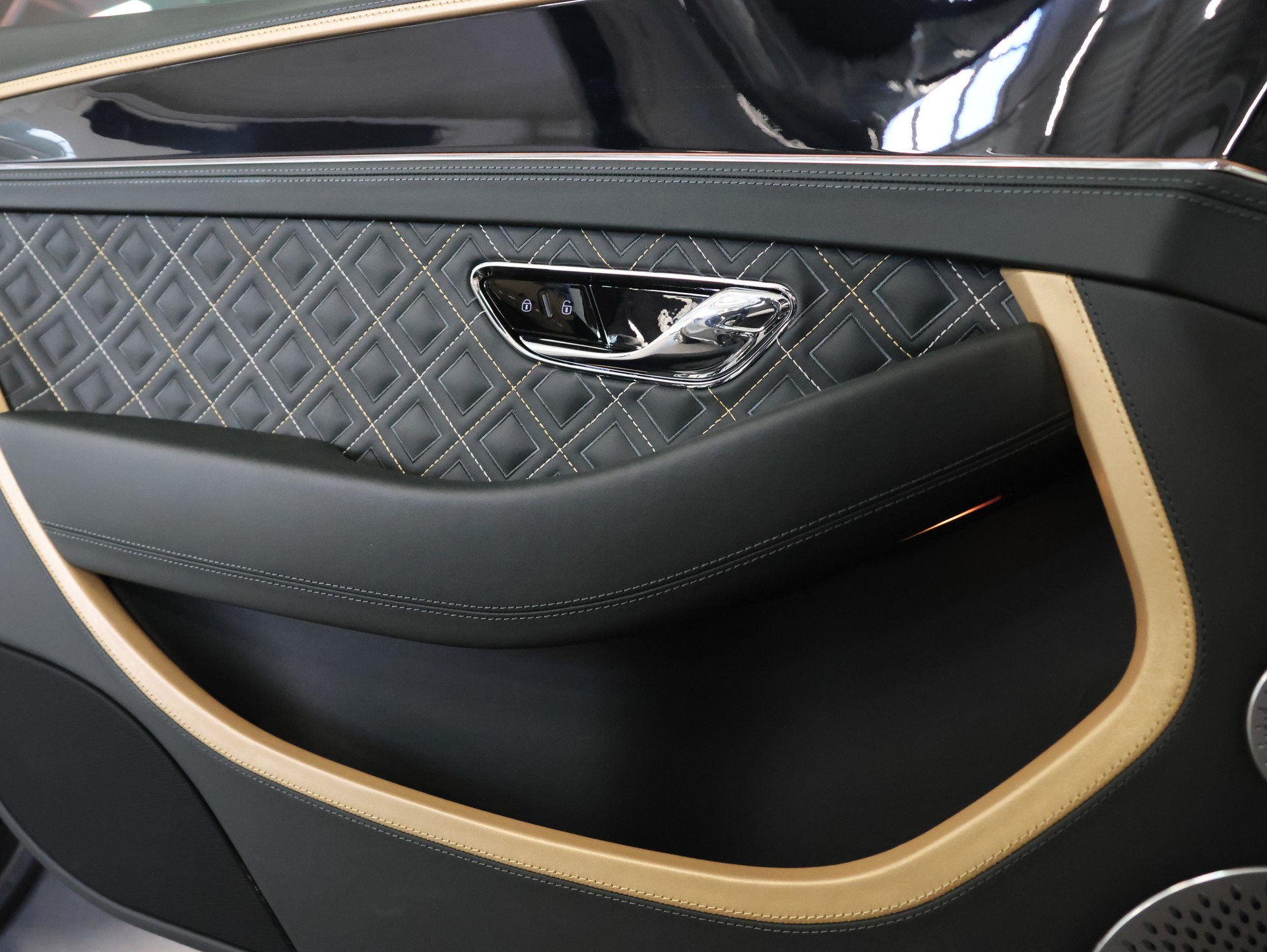 BENTLEY Continental GT 4.0 V8 Mulliner-image-43