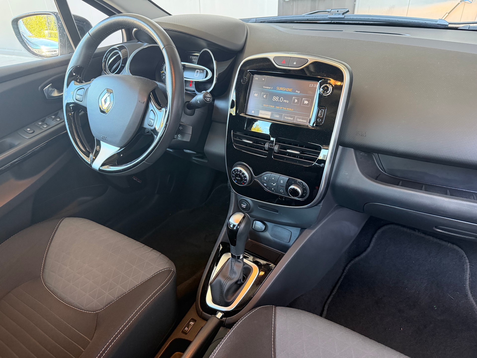 RENAULT Clio 1.5 dCi Swiss Edition EDC-image-12