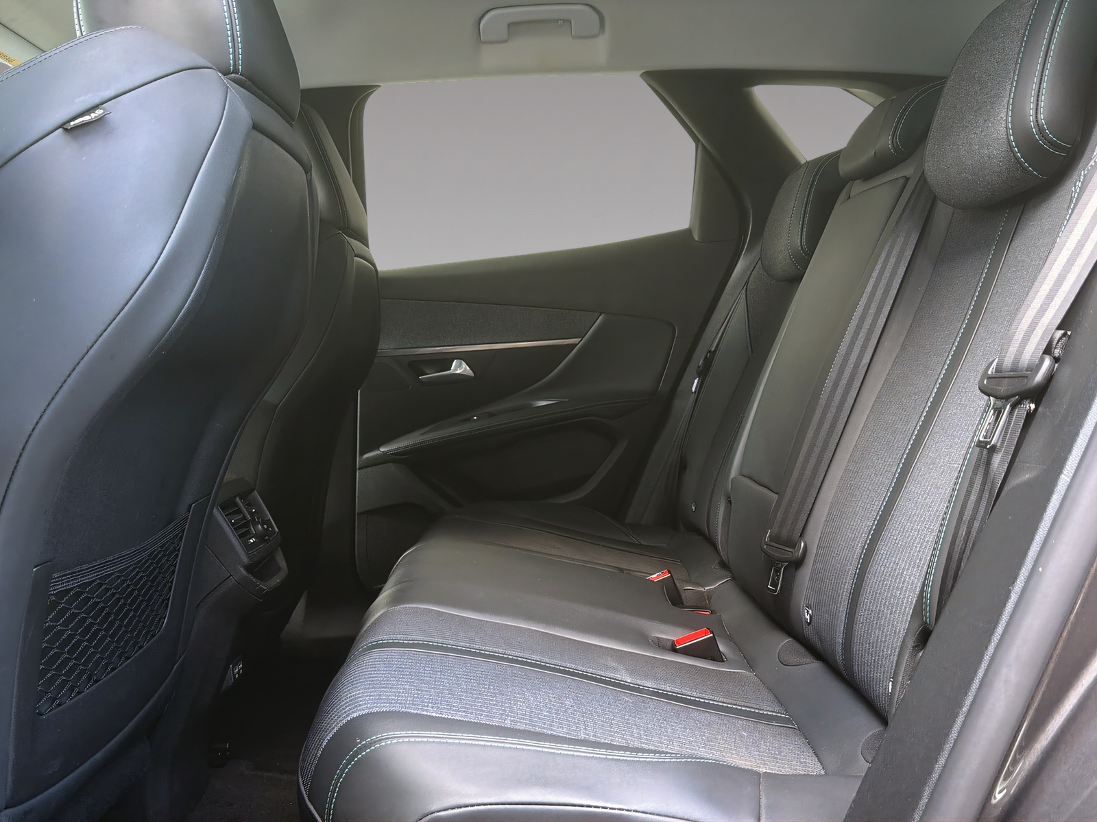 PEUGEOT 3008 1.2 PureTech Allure Pack-image-15