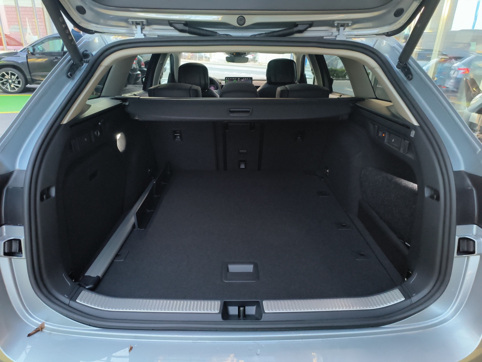 SKODA Superb Combi 2.0 TSI L&K 4x4 DSG-image-12